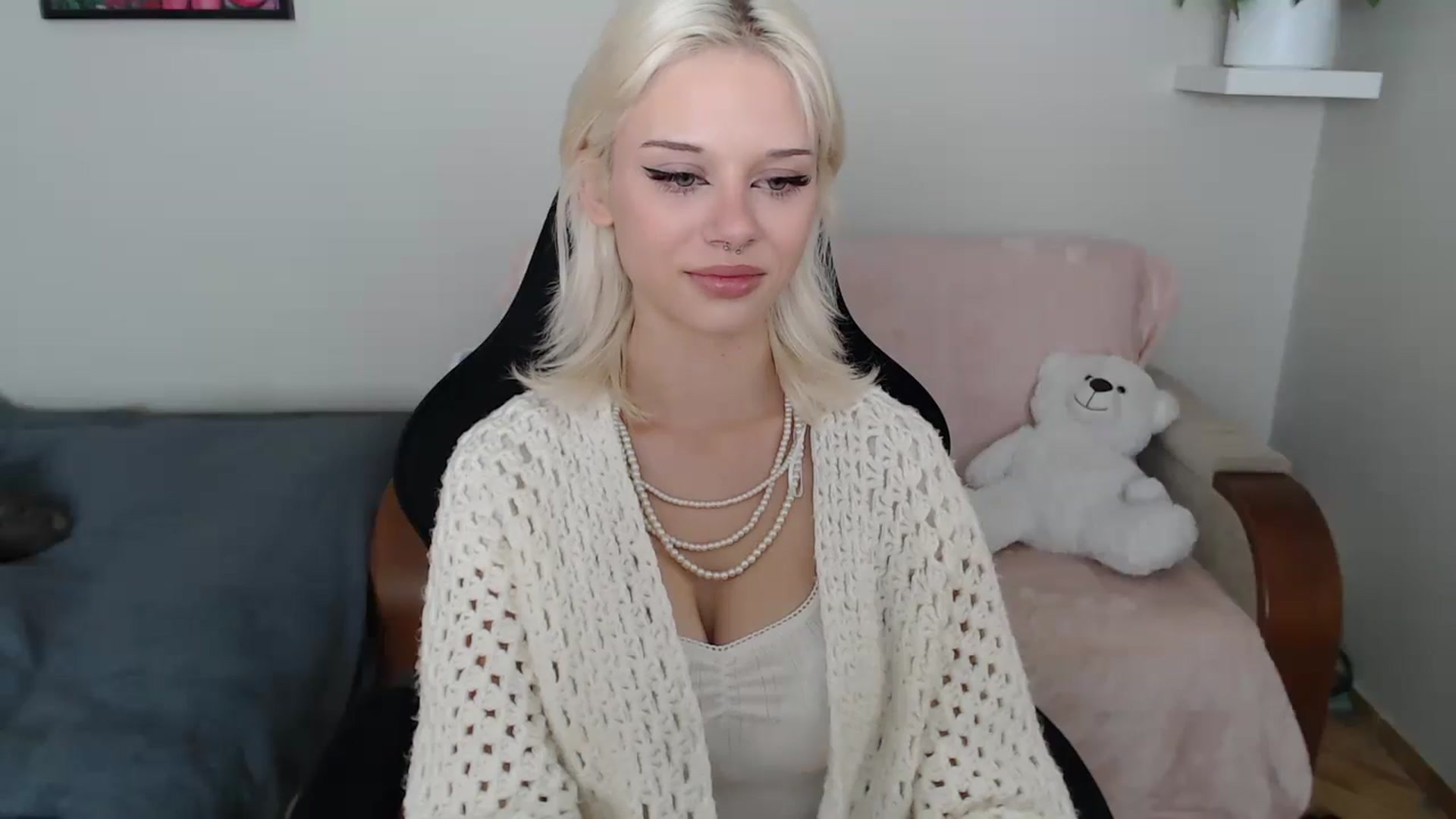 Gallery image thumbnail from LunaBlaze18's myfreecams stream on, 09/23/2025, 13:57 image 2 of 20