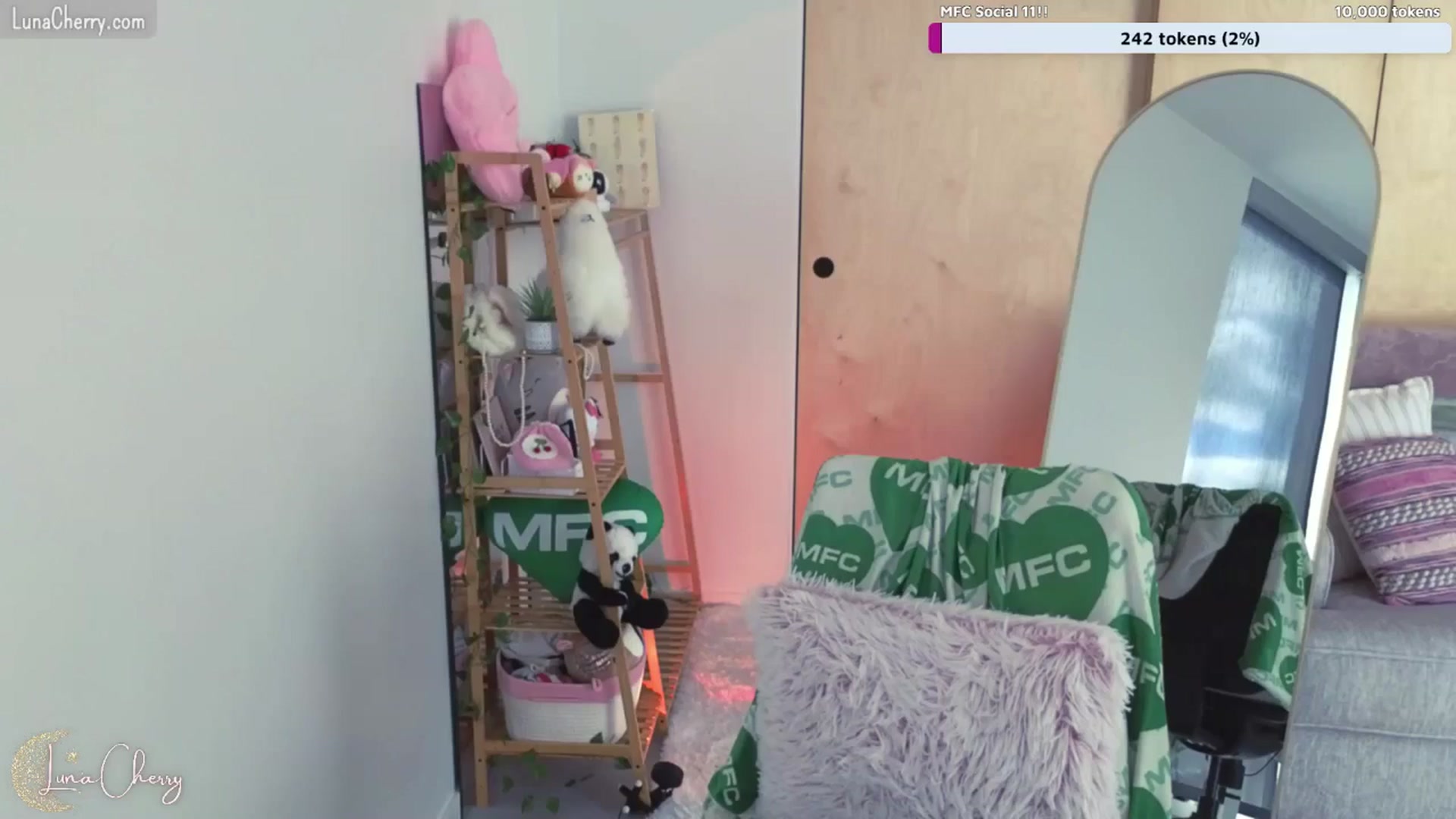 Gallery image thumbnail from LunaCherry's myfreecams stream on, 07/31/2024, 24:29 image 4 of 20