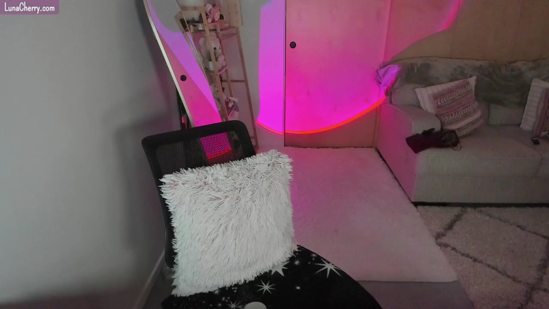Gallery image thumbnail from LunaCherry's myfreecams stream on, 08/22/2024, 06:11 image 19 of 20