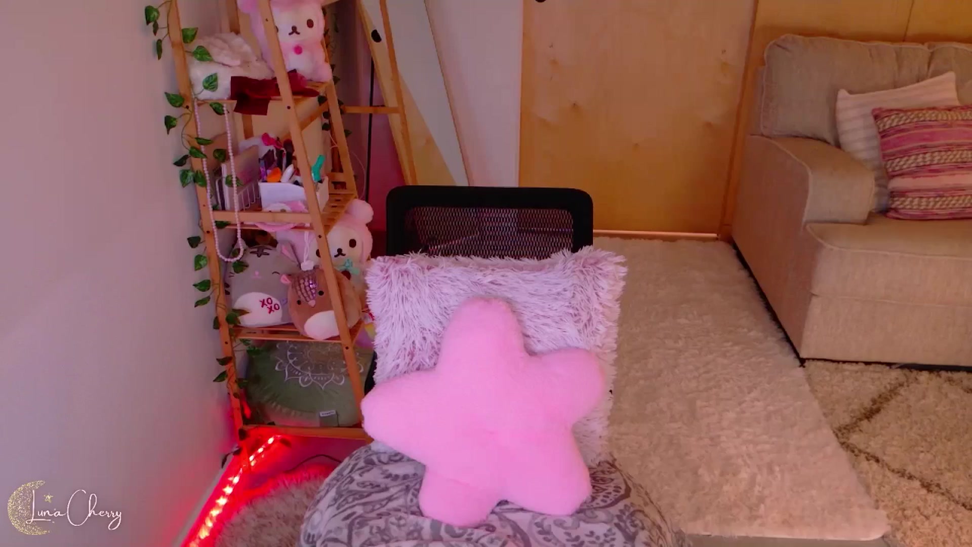 Gallery image thumbnail from LunaCherry's myfreecams stream on, 04/25/2025, 04:16 image 20 of 20