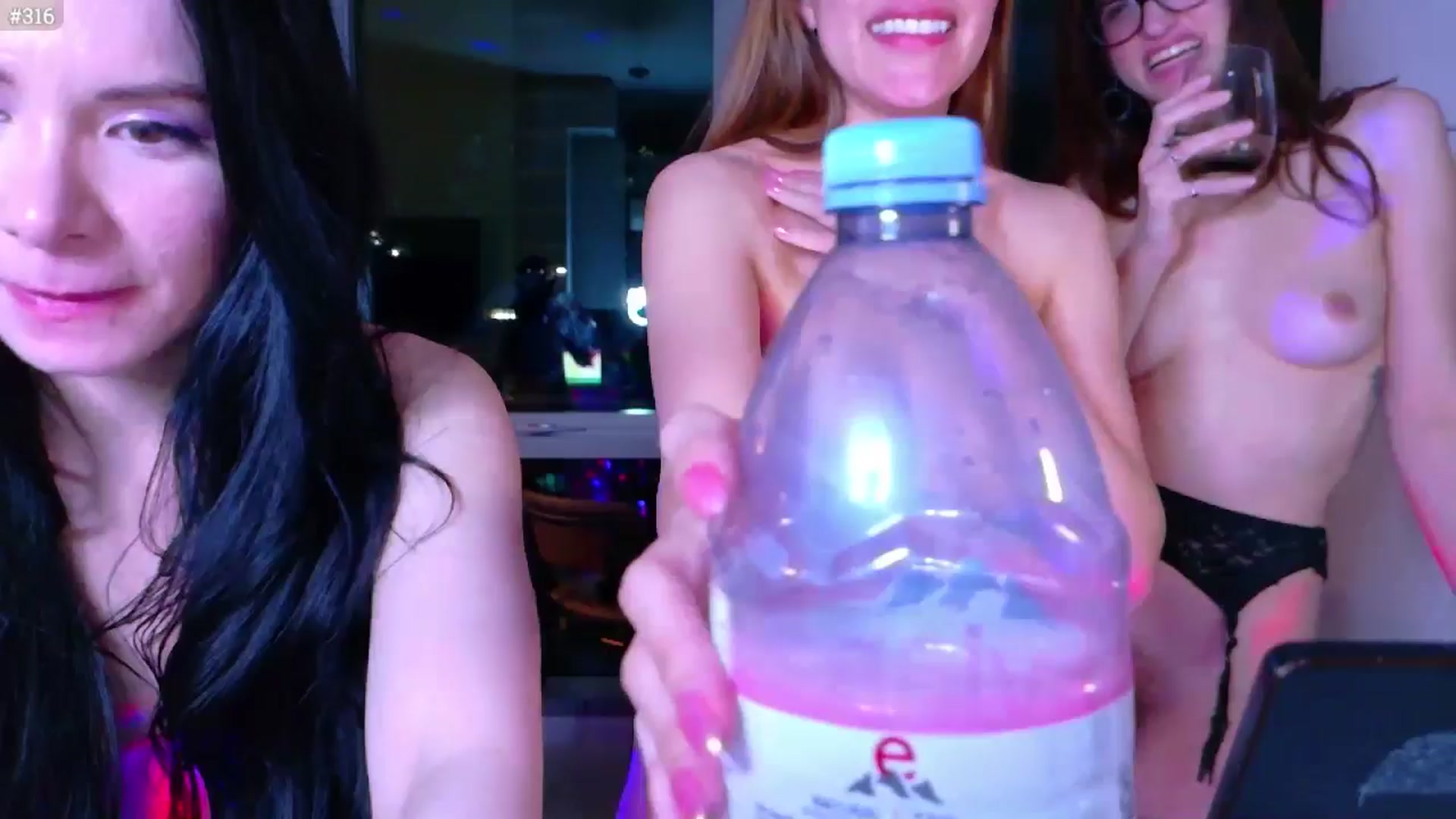 Gallery image thumbnail from LunaCherry's myfreecams stream on, 04/09/2026, 06:26 image 16 of 20