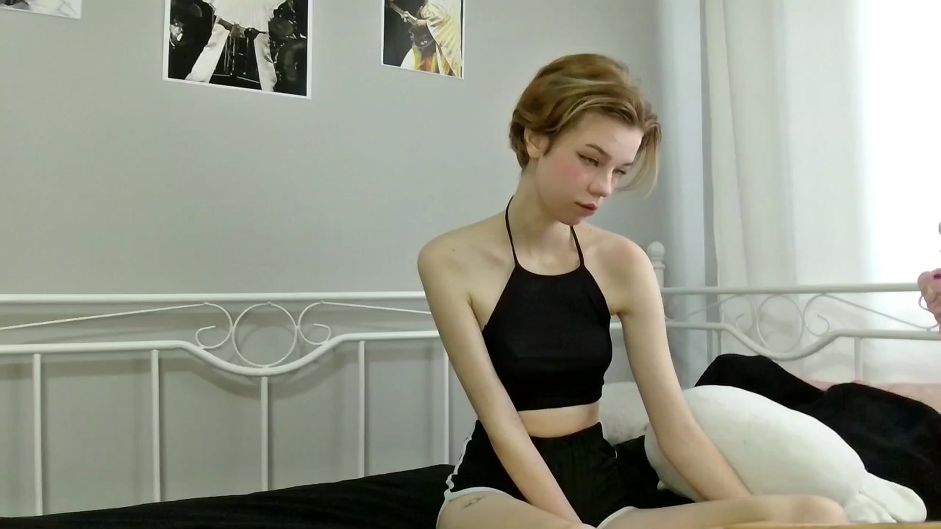 Gallery image thumbnail from LunaCutie's myfreecams stream on, 03/03/2025, 11:22 image 16 of 20