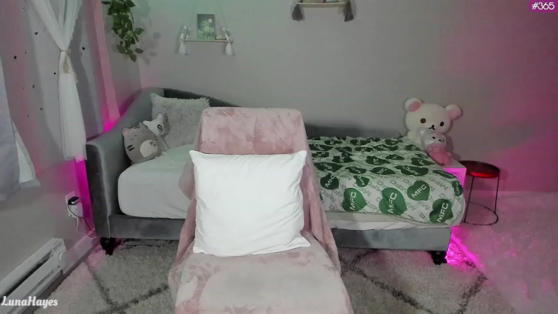 Gallery image thumbnail from LunaHayes's myfreecams stream on, 04/06/2023, 03:32 image 15 of 20