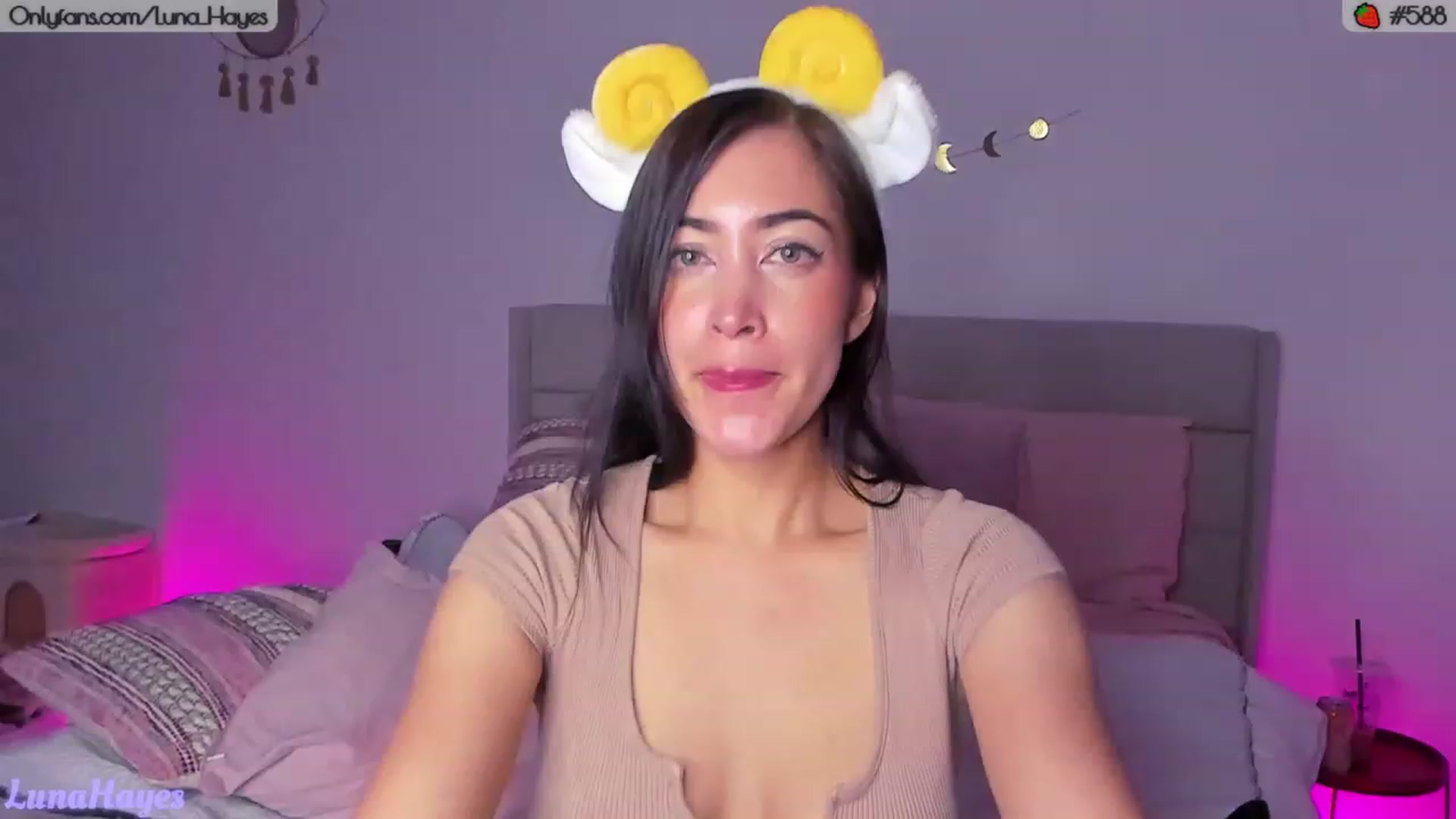Gallery image thumbnail from LunaHayes's myfreecams stream on, 10/04/2023, 04:34 image 20 of 20