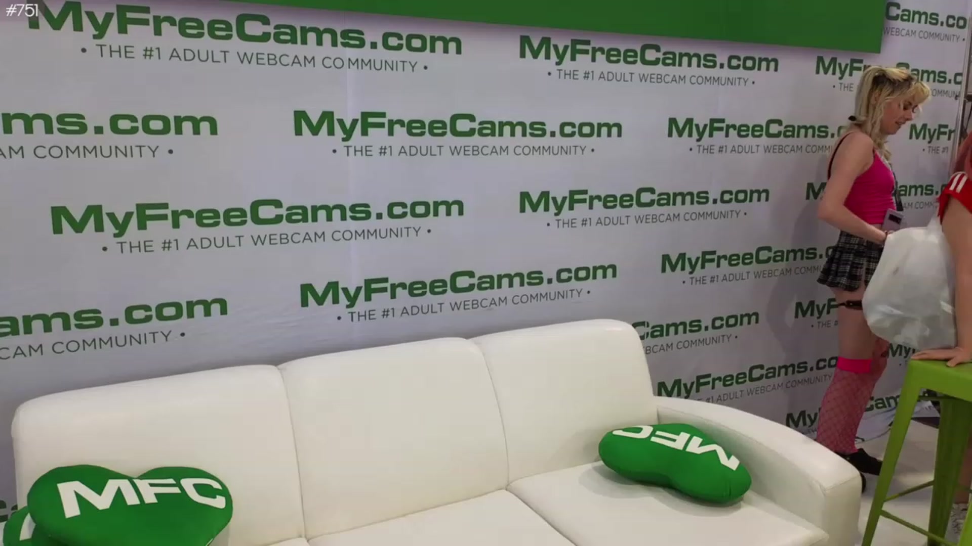 Gallery image thumbnail from LunaHayes's myfreecams stream on, 01/25/2024, 01:40 image 10 of 20