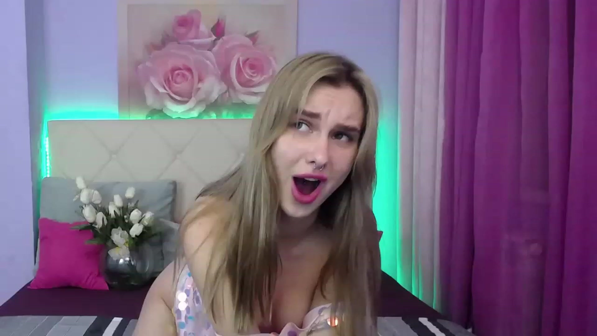 Gallery image thumbnail from LunaLim's myfreecams stream on, 11/17/2022, 16:26 image 10 of 20