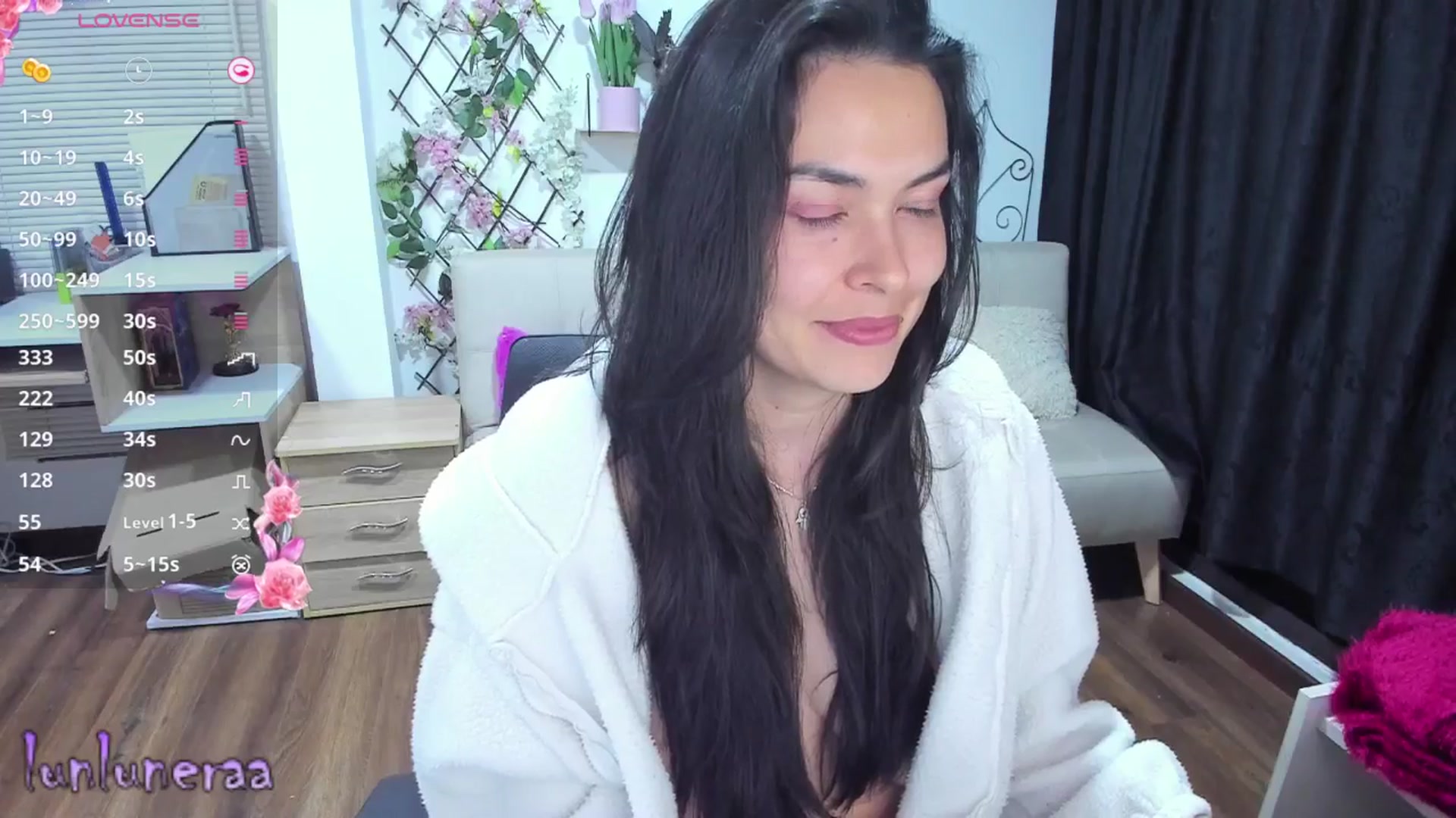 Gallery image thumbnail from LunaLuneraa's myfreecams stream on, 04/01/2025, 10:51 image 17 of 20