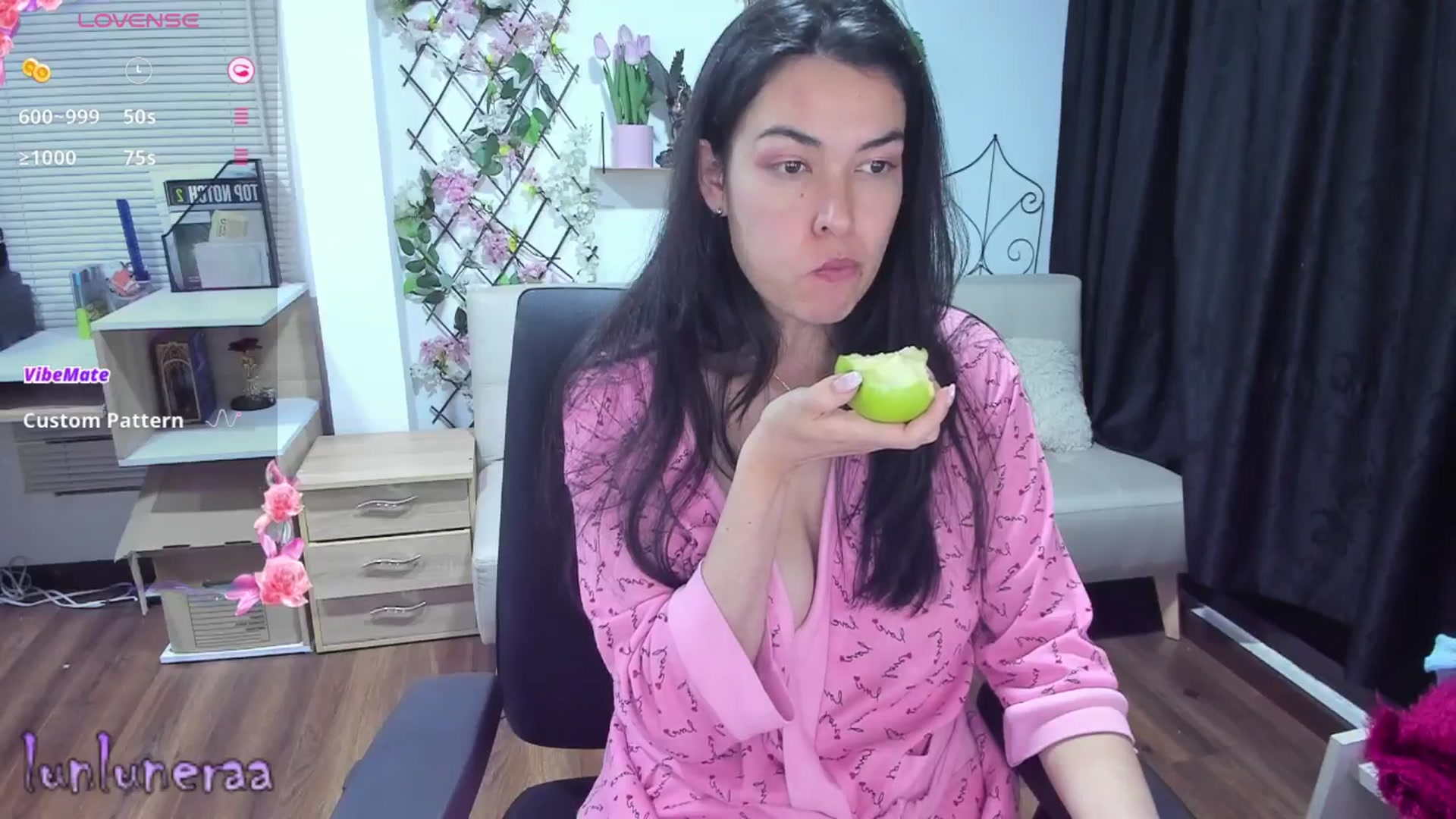 Gallery image thumbnail from LunaLuneraa's myfreecams stream on, 04/02/2025, 10:00 image 9 of 20