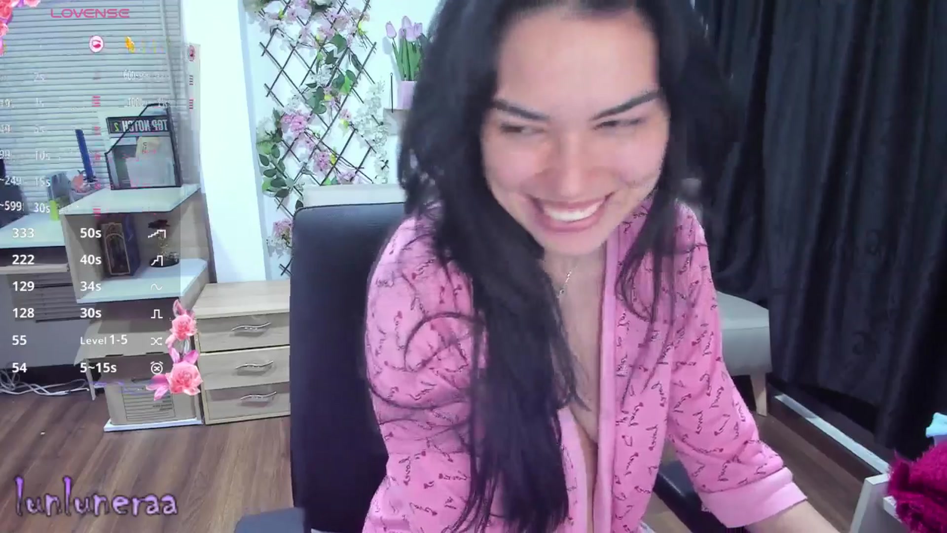 Gallery image thumbnail from LunaLuneraa's myfreecams stream on, 04/02/2025, 10:00 image 13 of 20