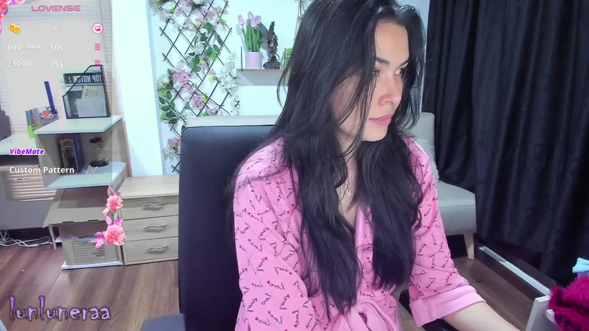Gallery image thumbnail from LunaLuneraa's myfreecams stream on, 04/02/2025, 11:15 image 19 of 20