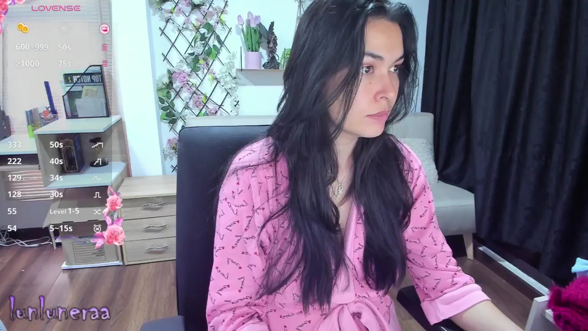 Gallery image thumbnail from LunaLuneraa's myfreecams stream on, 04/02/2025, 11:15 image 17 of 20