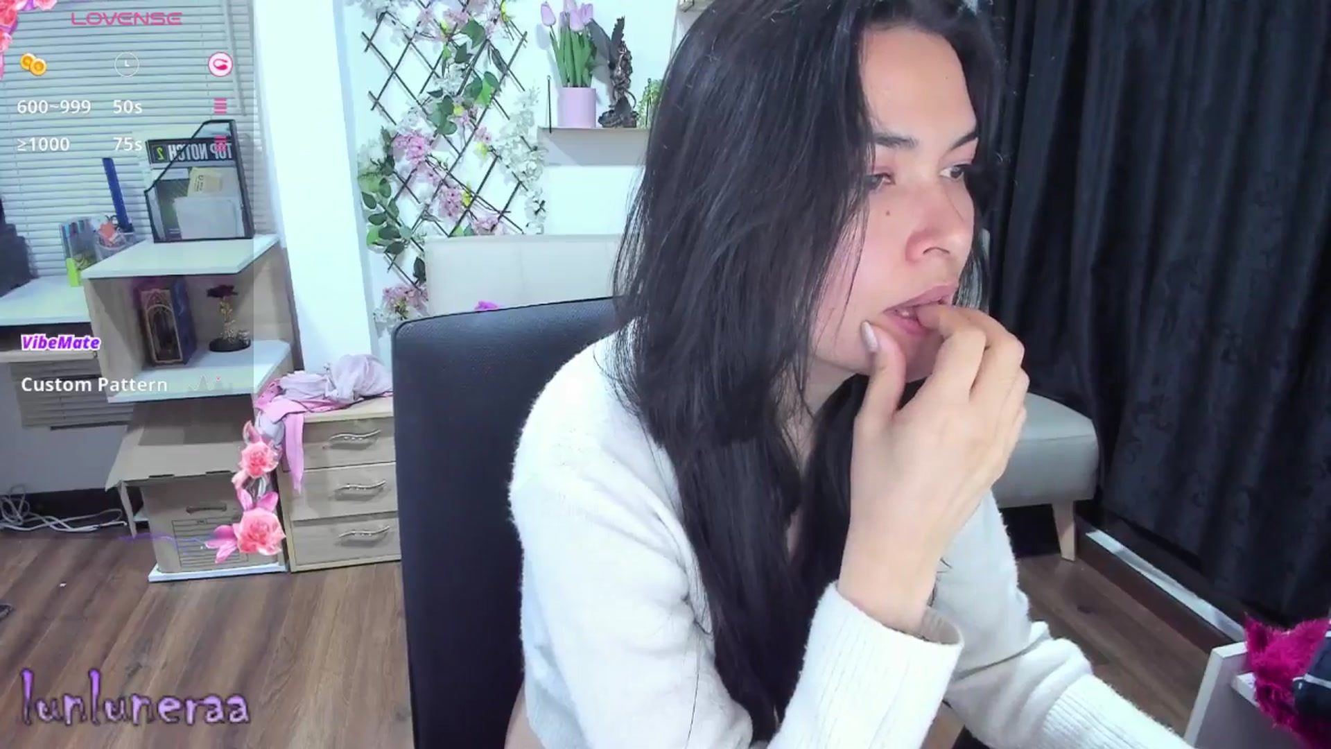 Gallery image thumbnail from LunaLuneraa's myfreecams stream on, 04/03/2025, 10:04 image 8 of 20