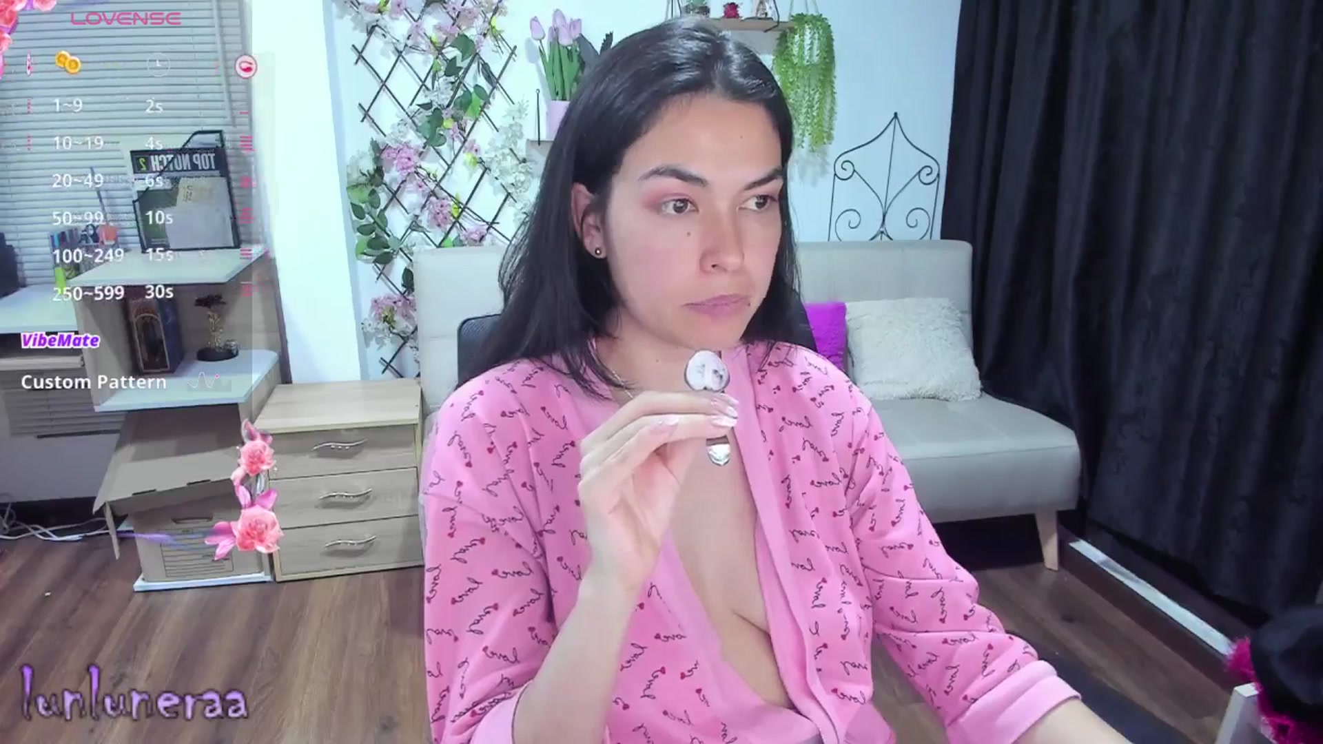 Gallery image thumbnail from LunaLuneraa's myfreecams stream on, 04/04/2025, 09:07 image 9 of 20