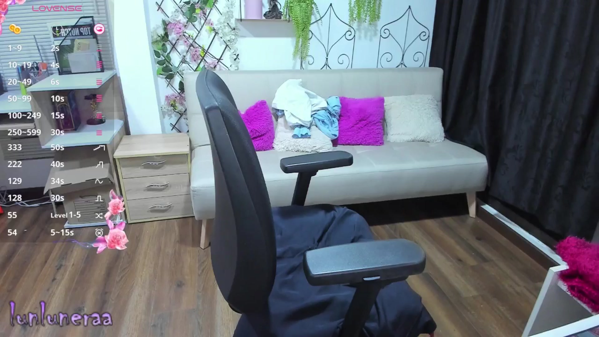 Gallery image thumbnail from LunaLuneraa's myfreecams stream on, 04/05/2025, 10:00 image 9 of 20
