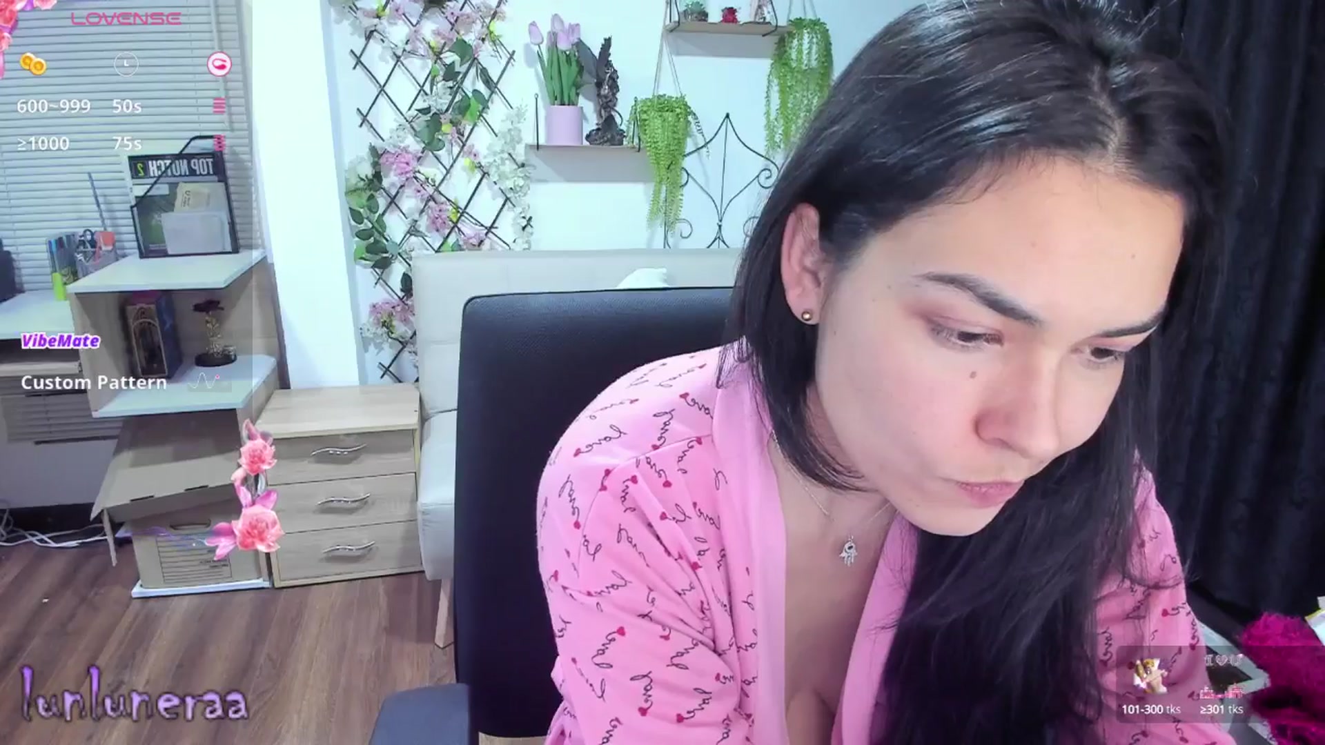 Gallery image thumbnail from LunaLuneraa's myfreecams stream on, 04/05/2025, 10:00 image 17 of 20
