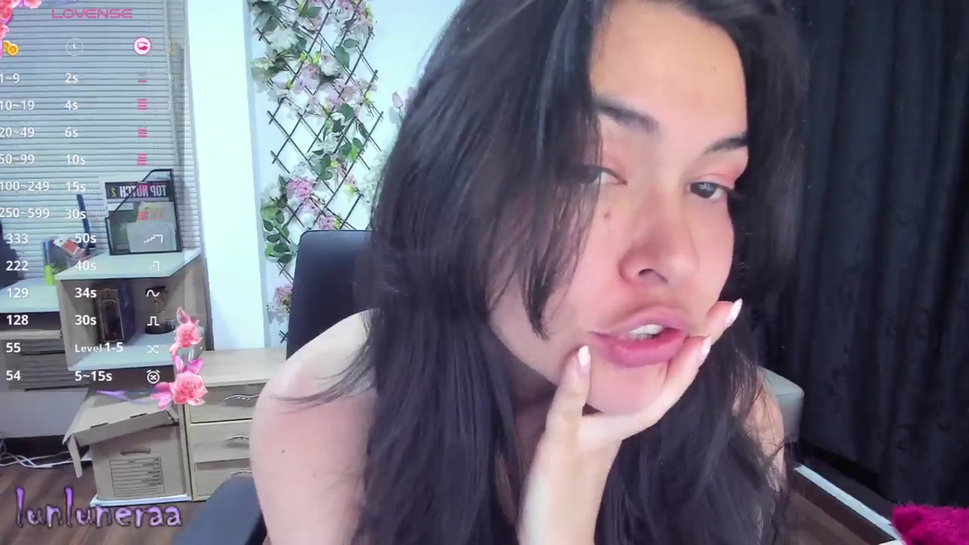 Gallery image thumbnail from LunaLuneraa's myfreecams stream on, 04/08/2025, 08:00 image 2 of 20