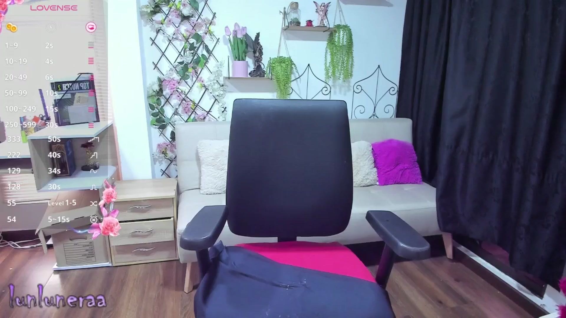 Gallery image thumbnail from LunaLuneraa's myfreecams stream on, 04/10/2025, 12:22 image 19 of 20