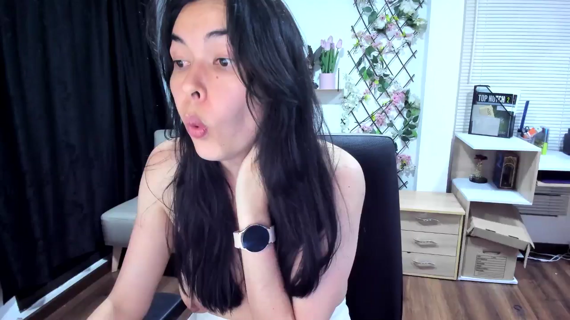 Gallery image thumbnail from LunaLuneraa's myfreecams stream on, 04/13/2025, 09:34 image 12 of 20