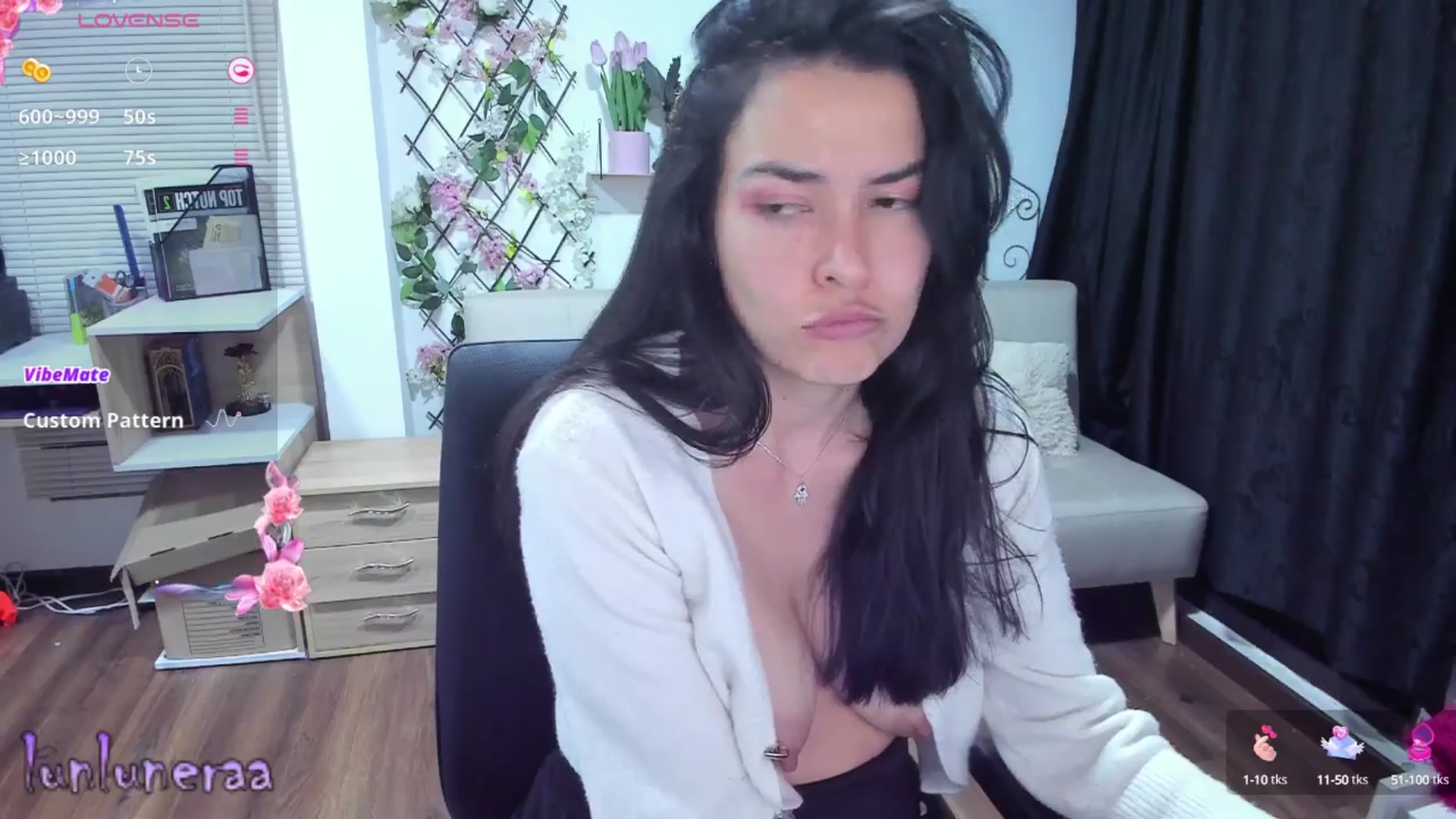 Gallery image thumbnail from LunaLuneraa's myfreecams stream on, 04/15/2025, 09:10 image 16 of 20