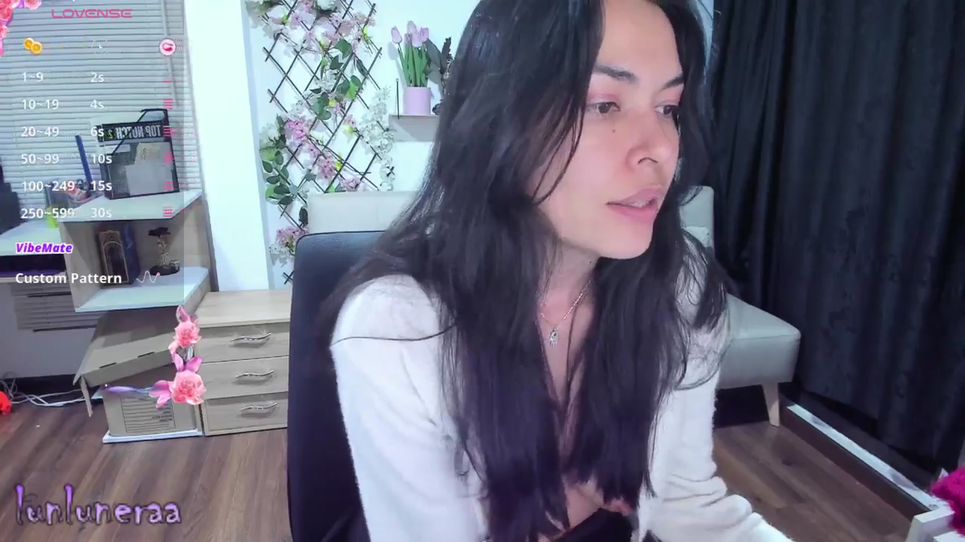 Gallery image thumbnail from LunaLuneraa's myfreecams stream on, 04/15/2025, 09:10 image 8 of 20