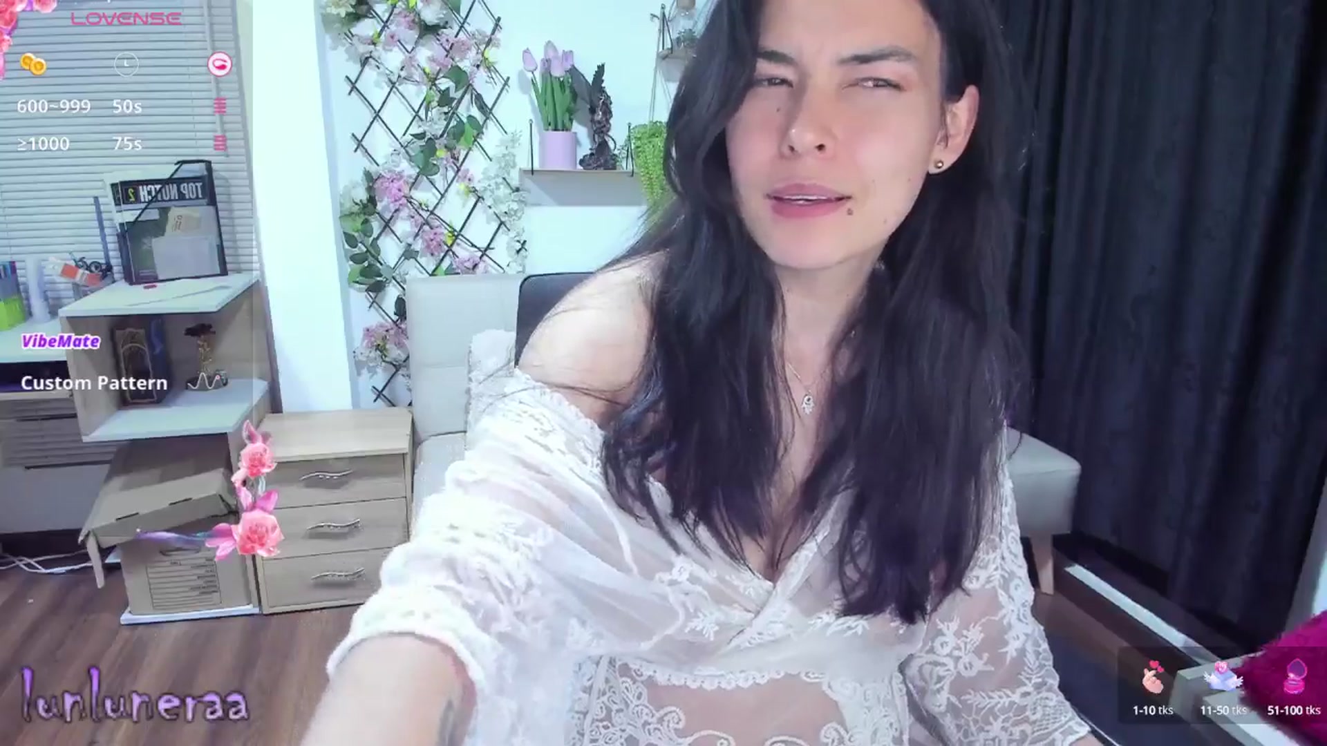Gallery image thumbnail from LunaLuneraa's myfreecams stream on, 04/25/2025, 11:03 image 3 of 20