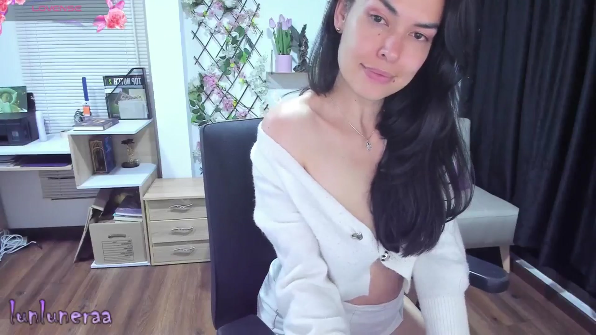 Gallery image thumbnail from LunaLuneraa's myfreecams stream on, 05/15/2025, 09:05 image 5 of 20