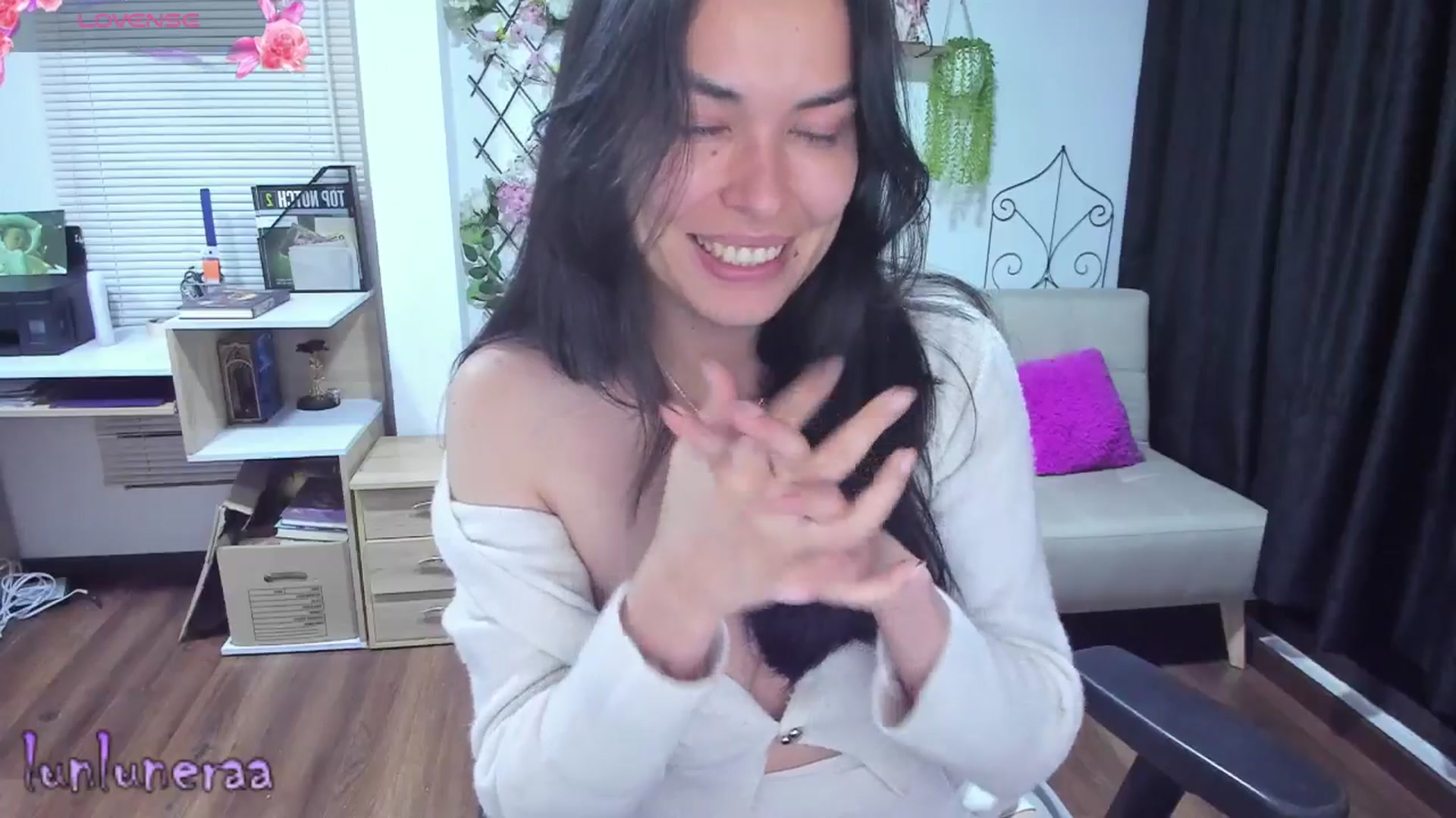 Gallery image thumbnail from LunaLuneraa's myfreecams stream on, 05/15/2025, 09:05 image 4 of 20