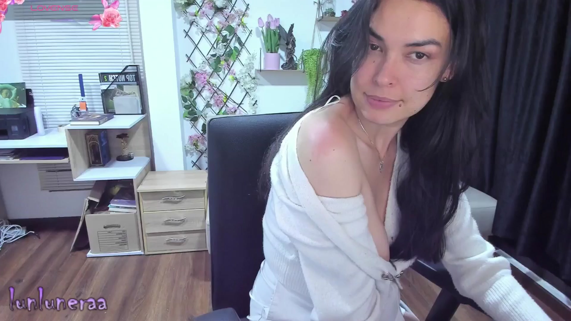 Gallery image thumbnail from LunaLuneraa's myfreecams stream on, 05/15/2025, 09:05 image 1 of 20