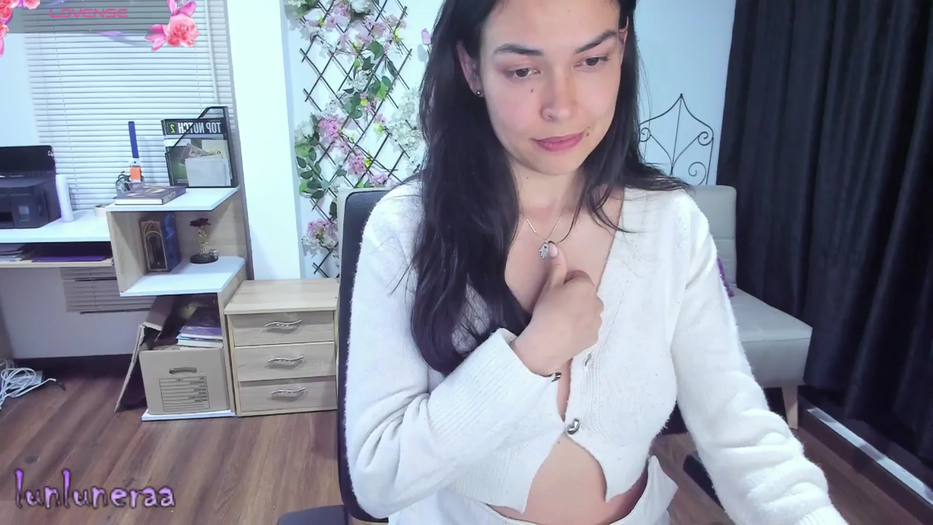 Gallery image thumbnail from LunaLuneraa's myfreecams stream on, 05/15/2025, 10:40 image 7 of 20