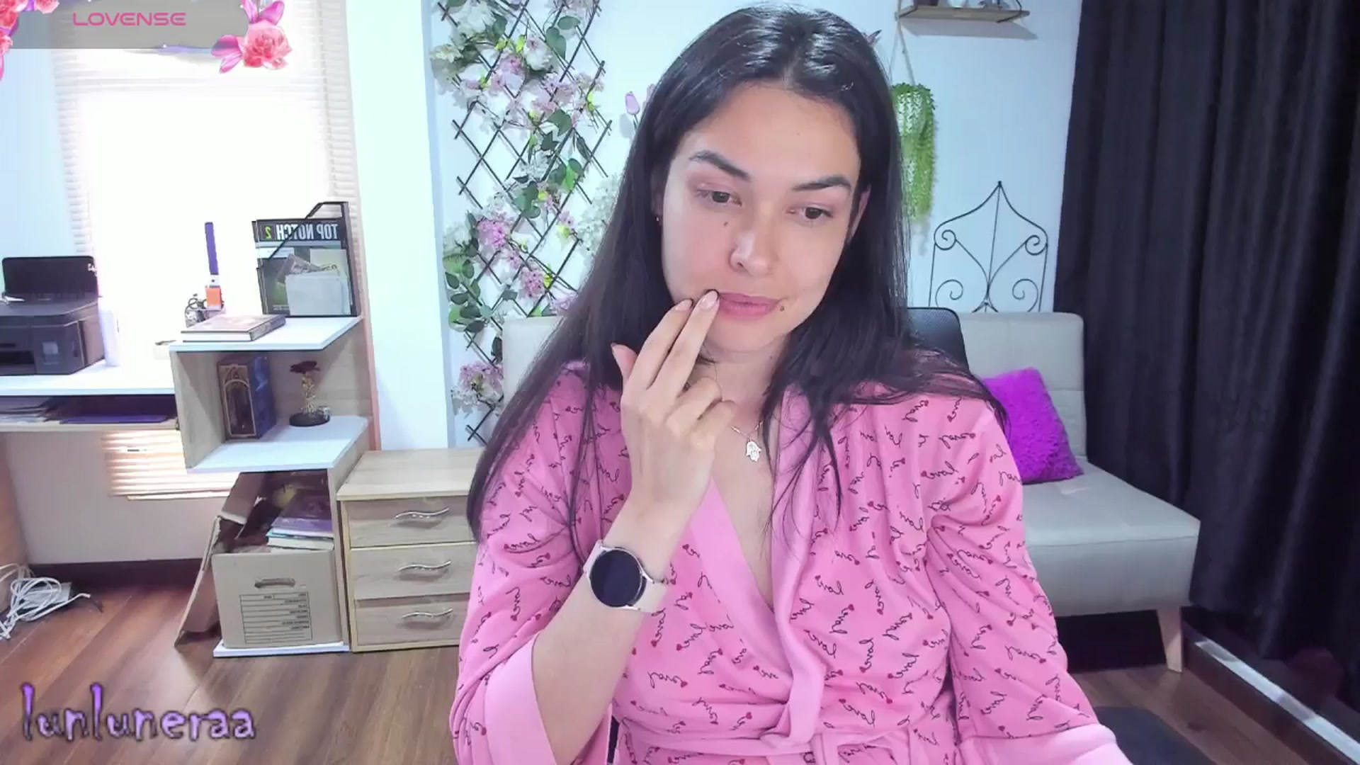 Gallery image thumbnail from LunaLuneraa's myfreecams stream on, 05/15/2025, 11:53 image 16 of 20