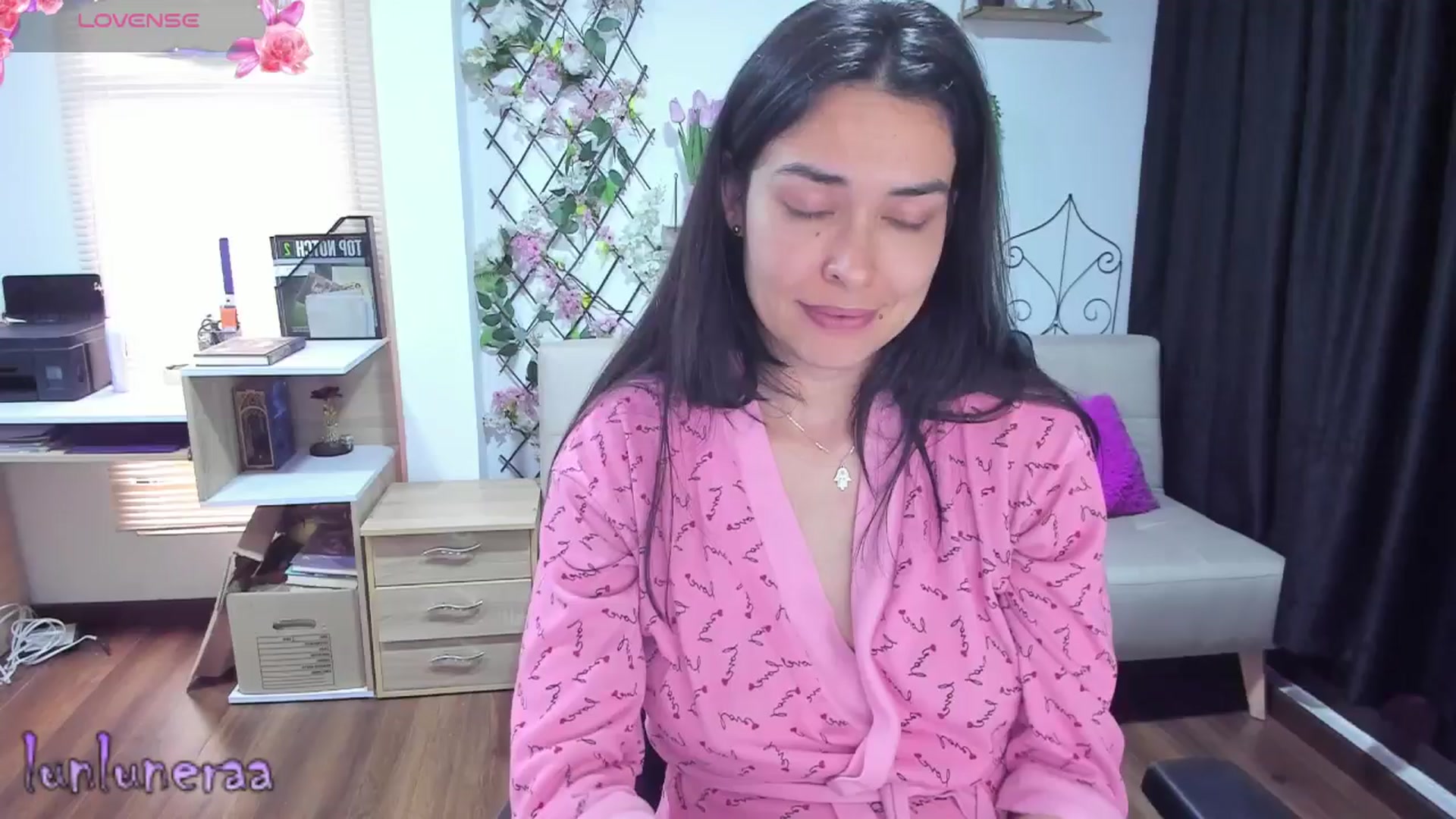 Gallery image thumbnail from LunaLuneraa's myfreecams stream on, 05/15/2025, 11:53 image 15 of 20