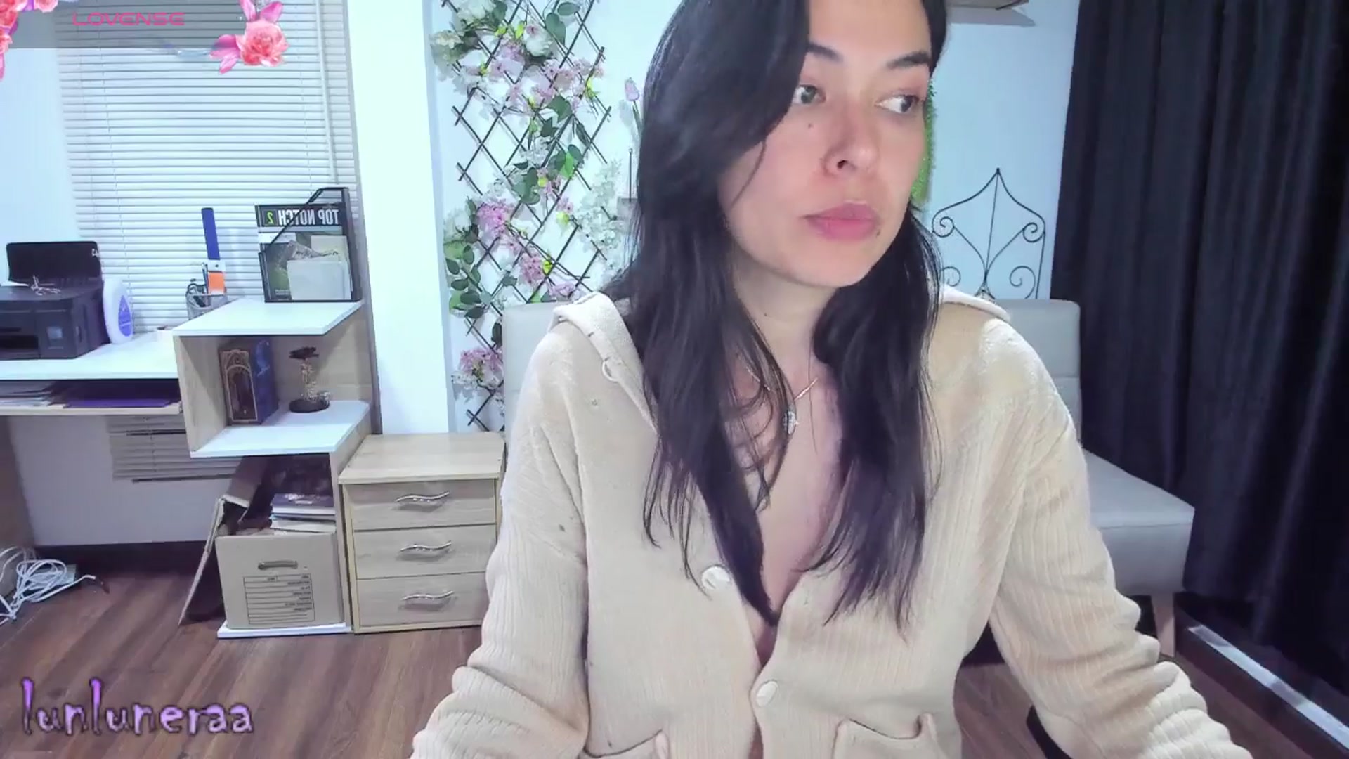 Gallery image thumbnail from LunaLuneraa's myfreecams stream on, 05/16/2025, 08:15 image 3 of 20
