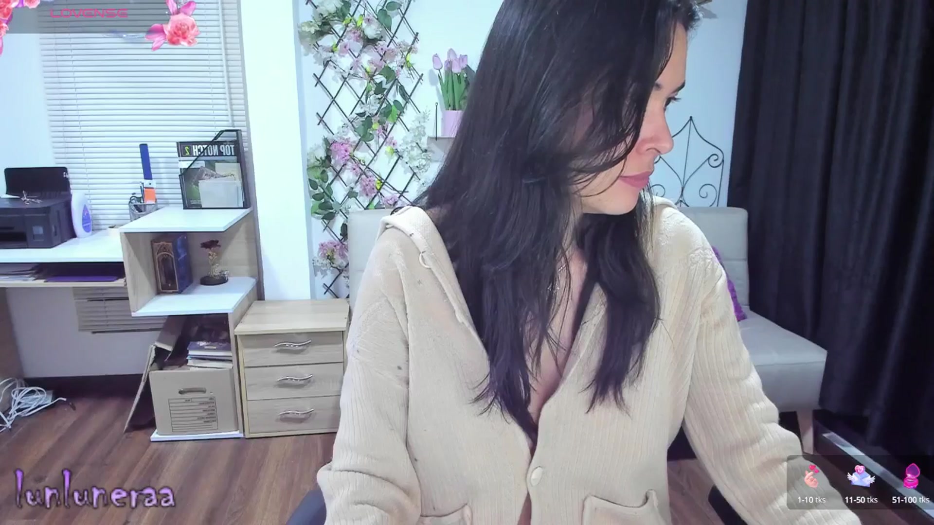 Gallery image thumbnail from LunaLuneraa's myfreecams stream on, 05/16/2025, 08:15 image 4 of 20