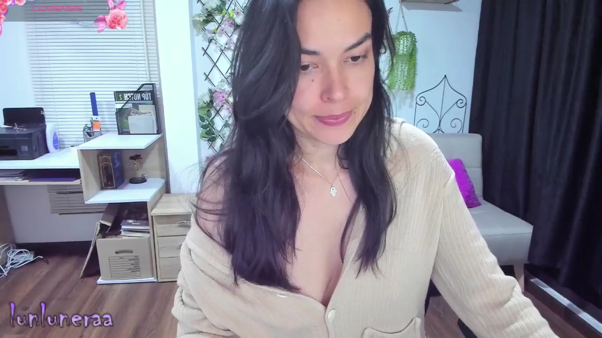Gallery image thumbnail from LunaLuneraa's myfreecams stream on, 05/16/2025, 08:15 image 13 of 20