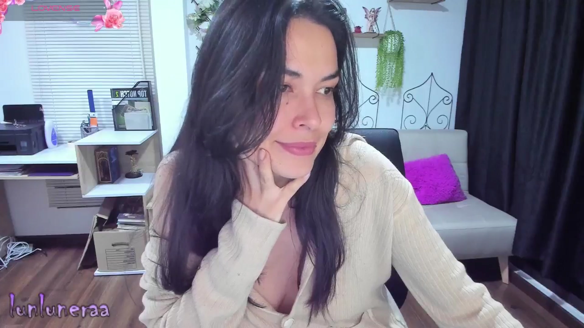 Gallery image thumbnail from LunaLuneraa's myfreecams stream on, 05/16/2025, 08:15 image 18 of 20