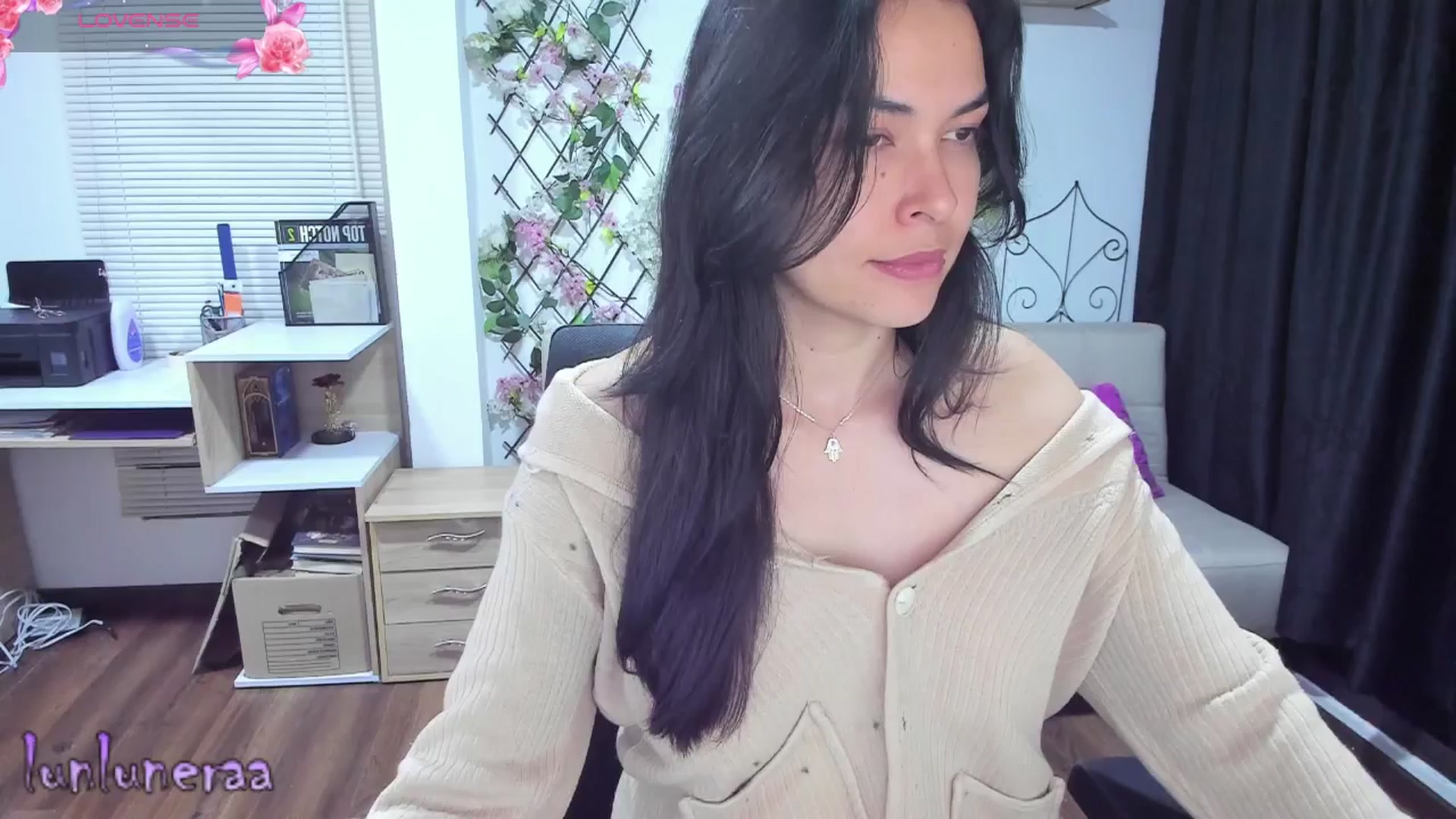 Gallery image thumbnail from LunaLuneraa's myfreecams stream on, 05/16/2025, 09:32 image 1 of 20