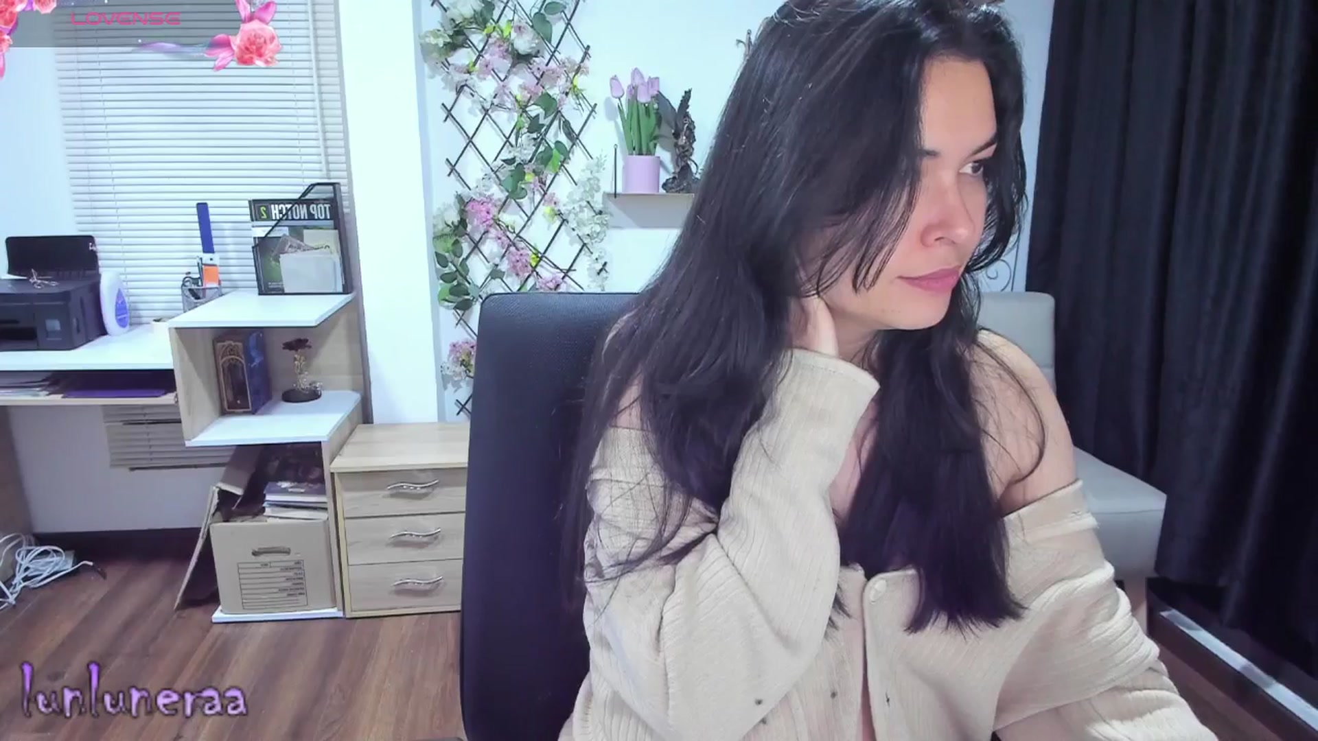 Gallery image thumbnail from LunaLuneraa's myfreecams stream on, 05/16/2025, 09:32 image 19 of 20