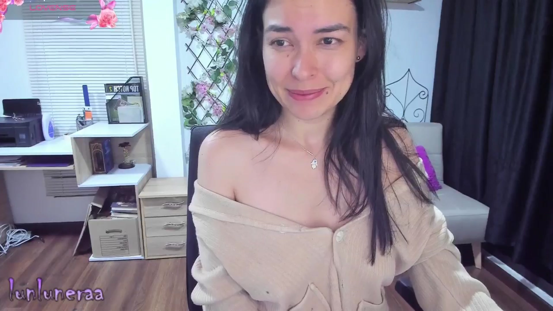 Gallery image thumbnail from LunaLuneraa's myfreecams stream on, 05/16/2025, 09:32 image 9 of 20