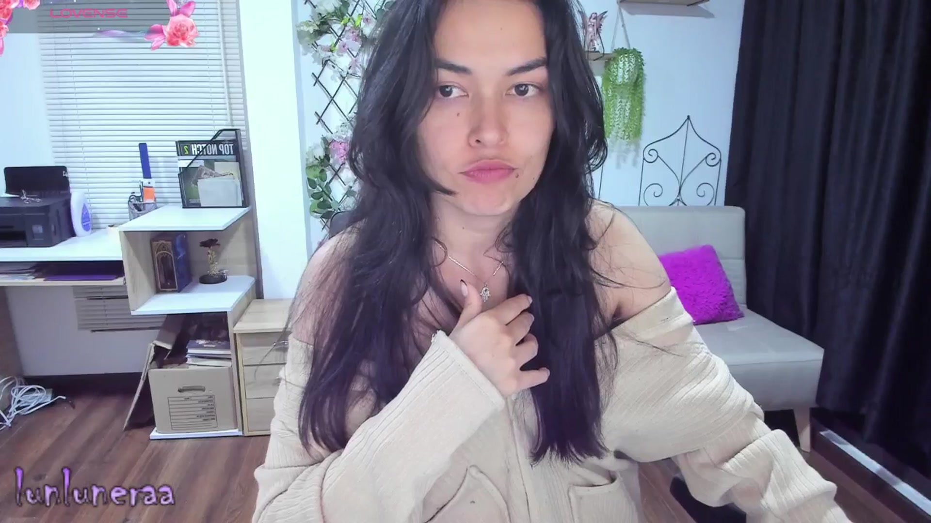 Gallery image thumbnail from LunaLuneraa's myfreecams stream on, 05/16/2025, 09:32 image 13 of 20
