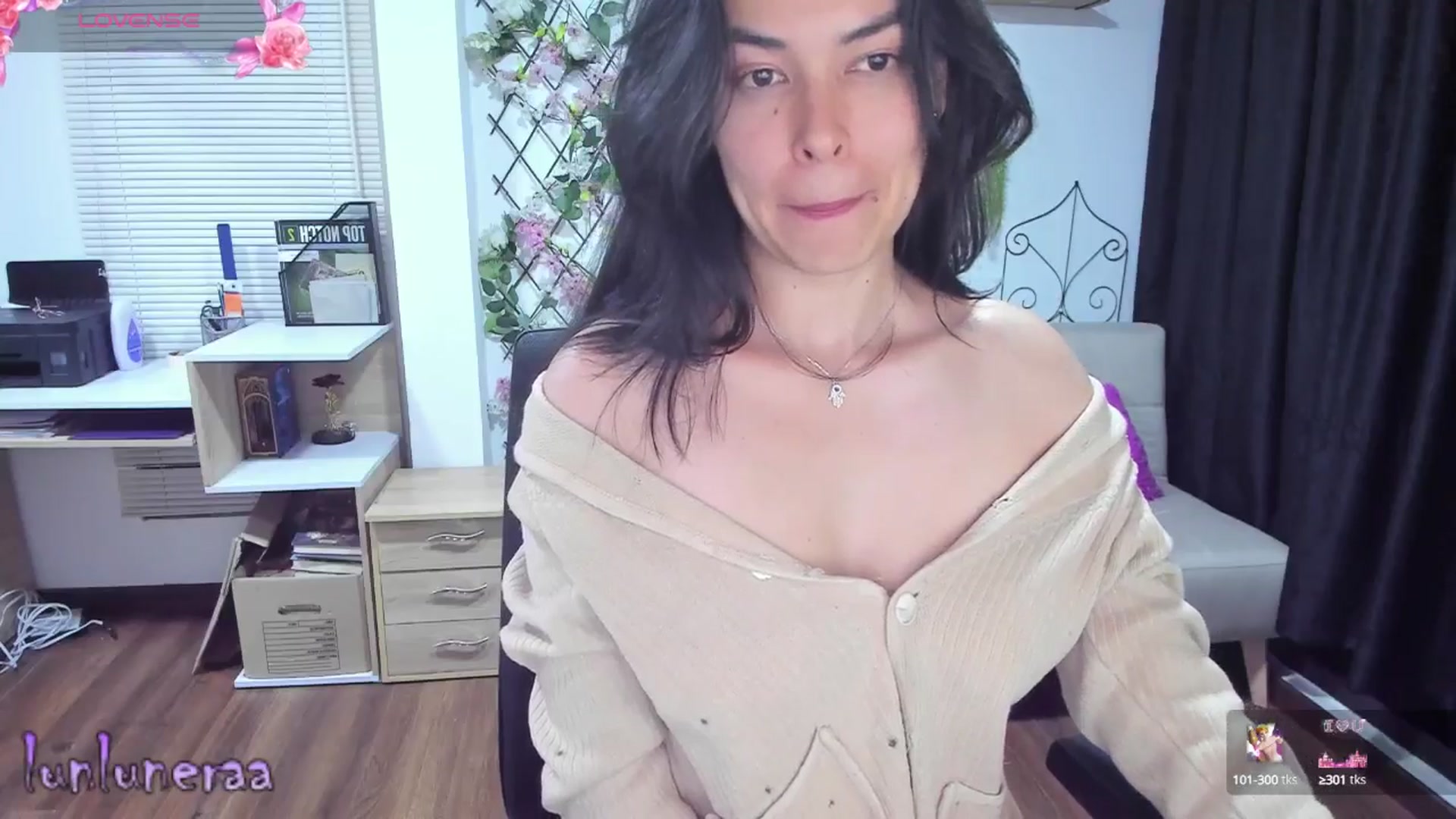 Gallery image thumbnail from LunaLuneraa's myfreecams stream on, 05/16/2025, 09:32 image 6 of 20