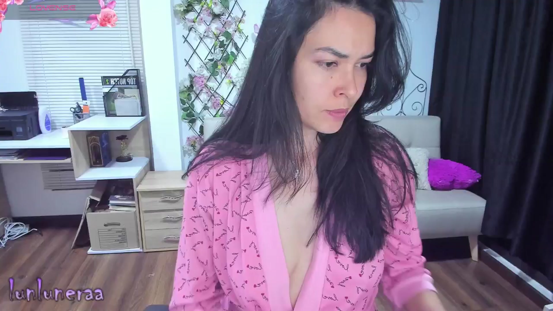 Gallery image thumbnail from LunaLuneraa's myfreecams stream on, 05/19/2025, 09:28 image 10 of 20