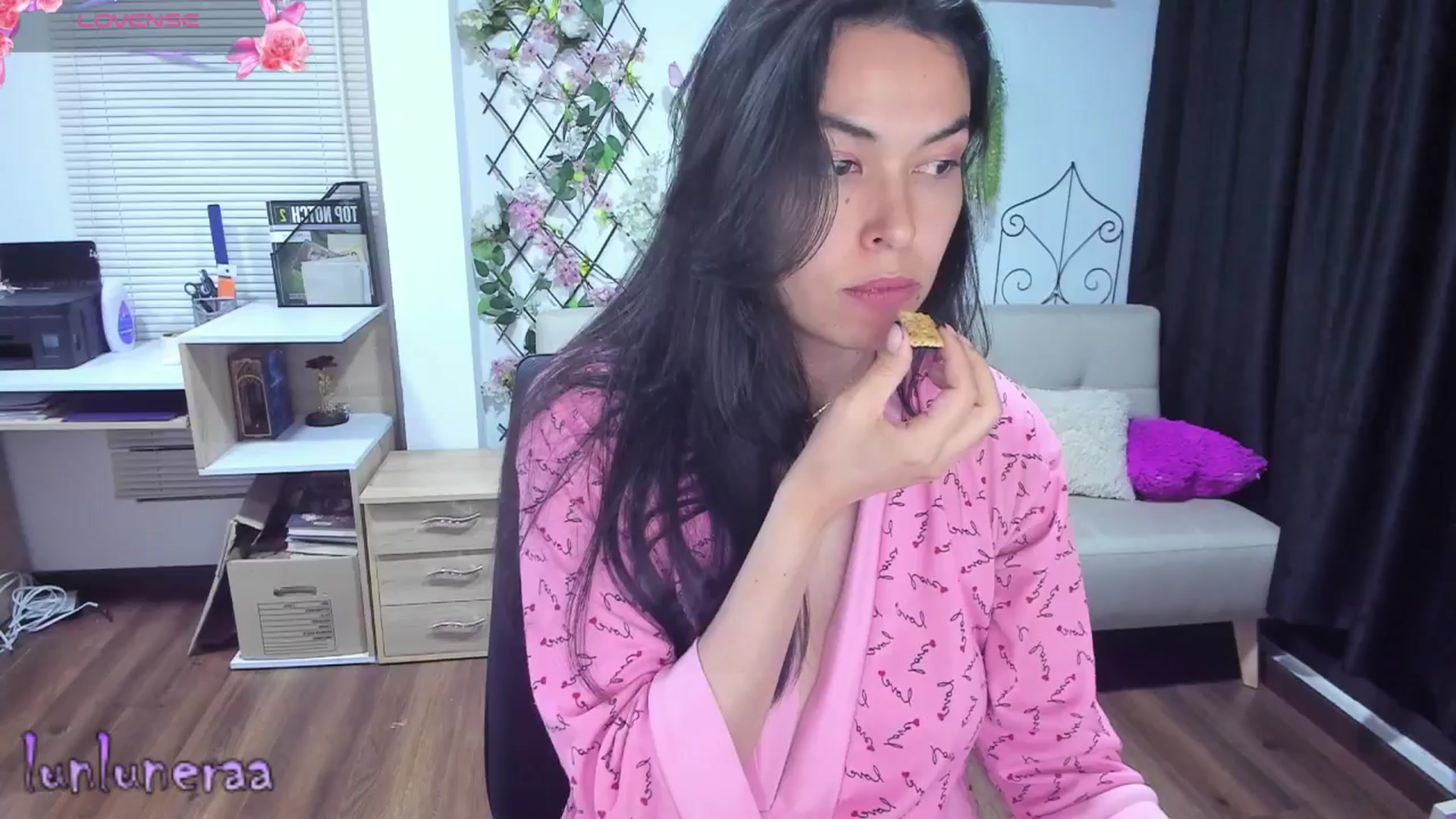 Gallery image thumbnail from LunaLuneraa's myfreecams stream on, 05/19/2025, 09:28 image 14 of 20