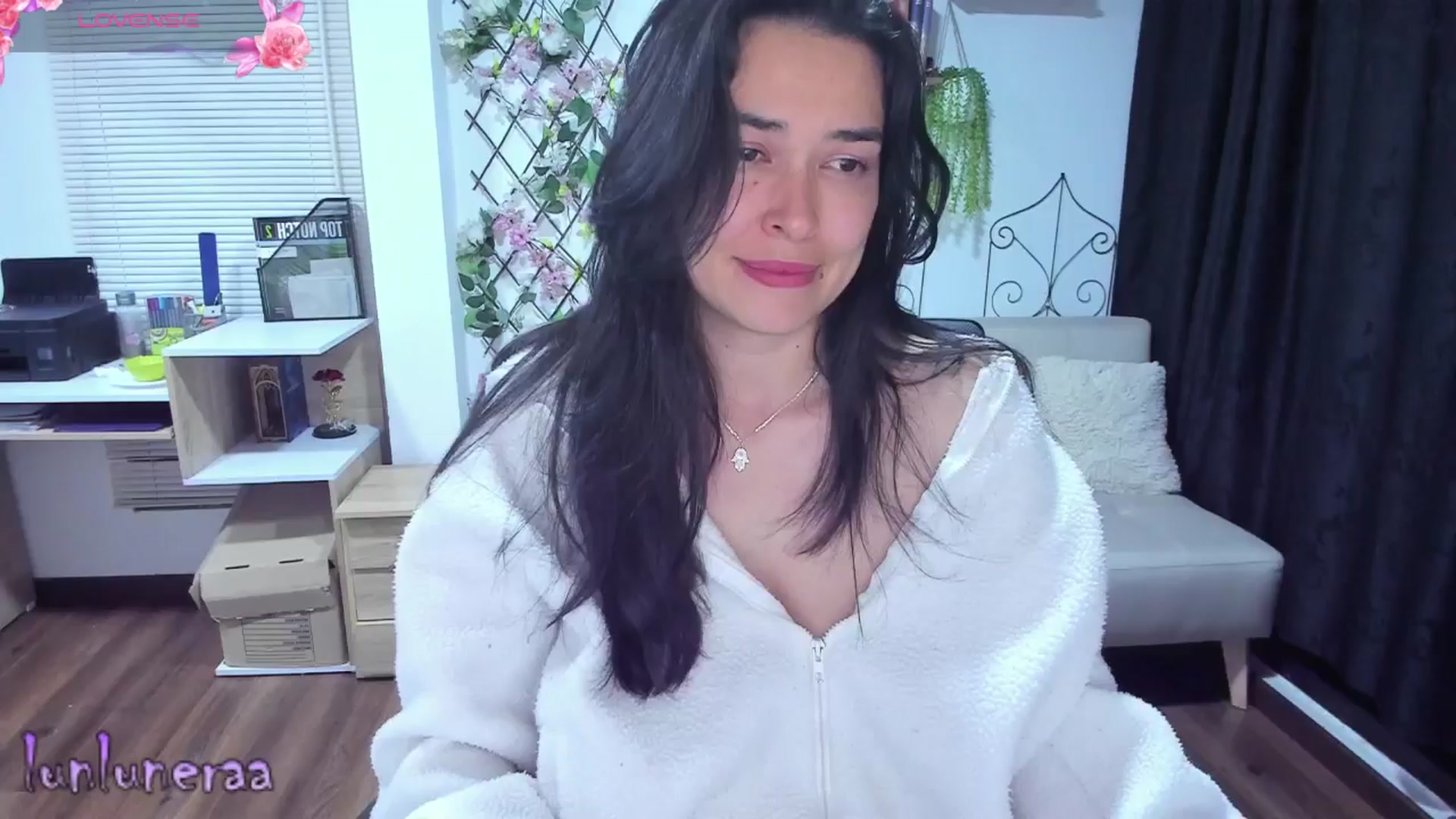 Gallery image thumbnail from LunaLuneraa's myfreecams stream on, 06/11/2025, 08:42 image 12 of 20