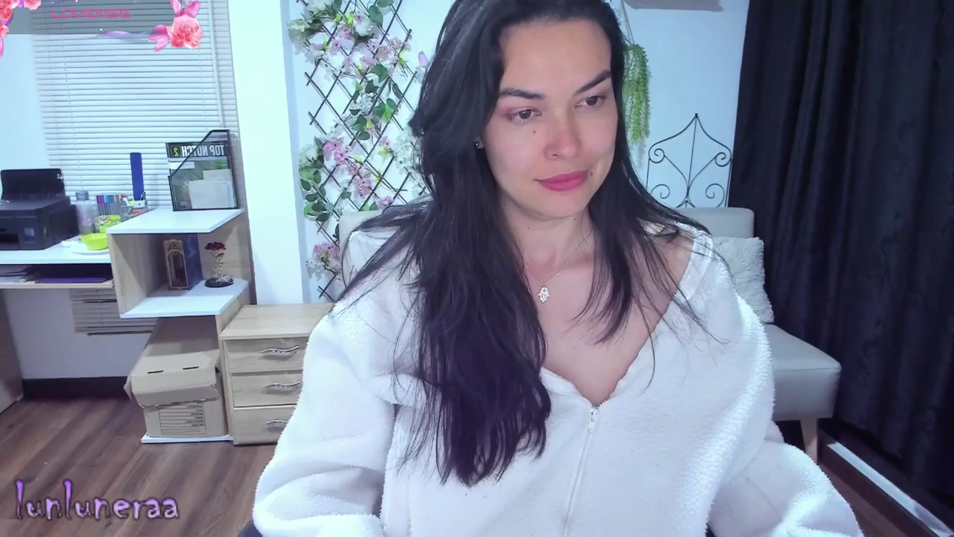 Gallery image thumbnail from LunaLuneraa's myfreecams stream on, 06/11/2025, 08:42 image 11 of 20