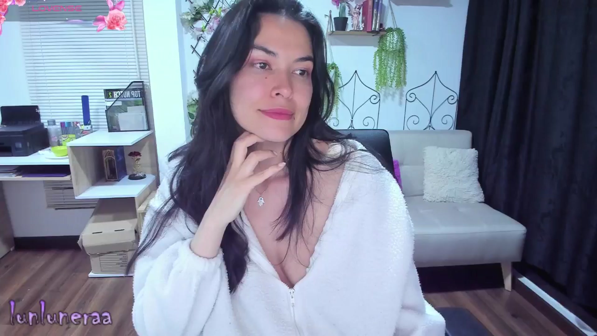 Gallery image thumbnail from LunaLuneraa's myfreecams stream on, 06/11/2025, 08:42 image 14 of 20