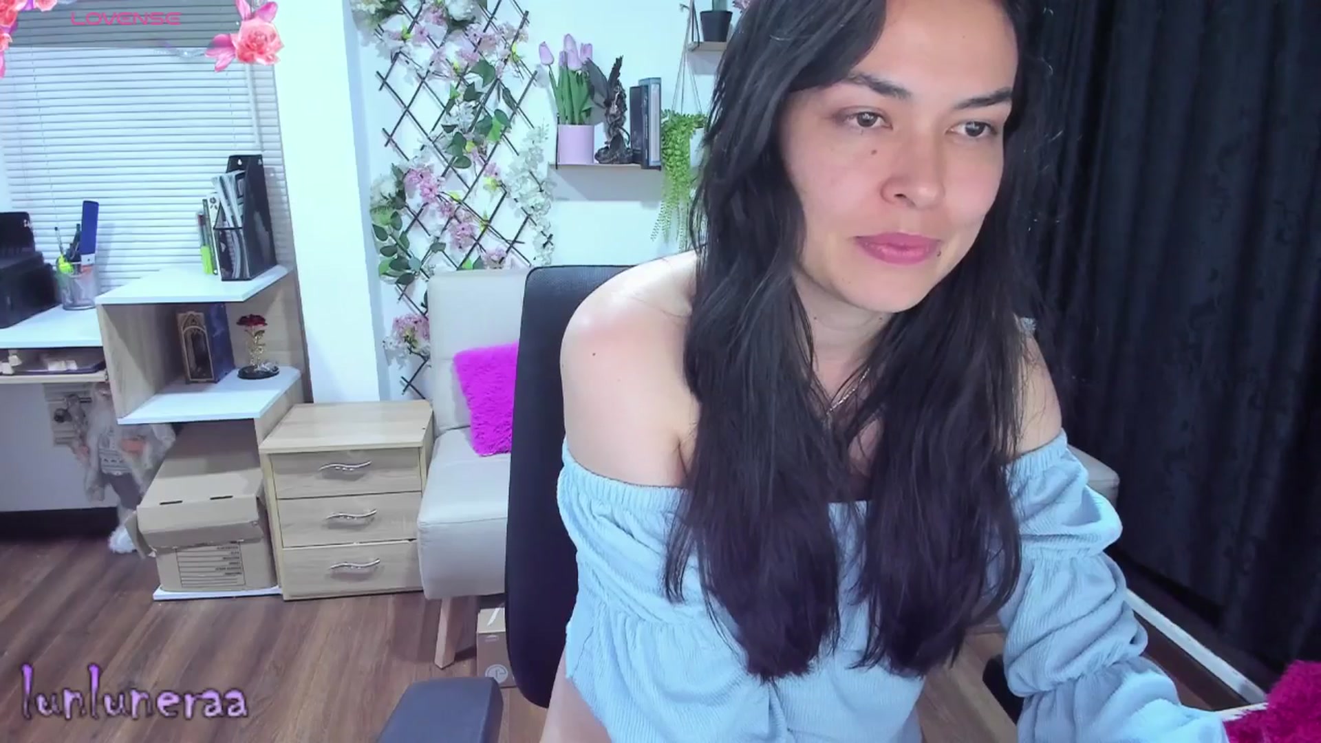Gallery image thumbnail from LunaLuneraa's myfreecams stream on, 06/24/2025, 09:11 image 14 of 20
