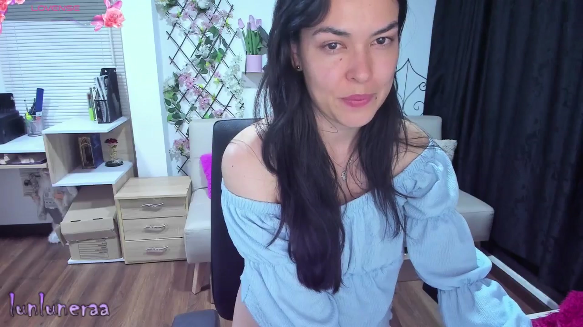 Gallery image thumbnail from LunaLuneraa's myfreecams stream on, 06/24/2025, 10:15 image 9 of 20