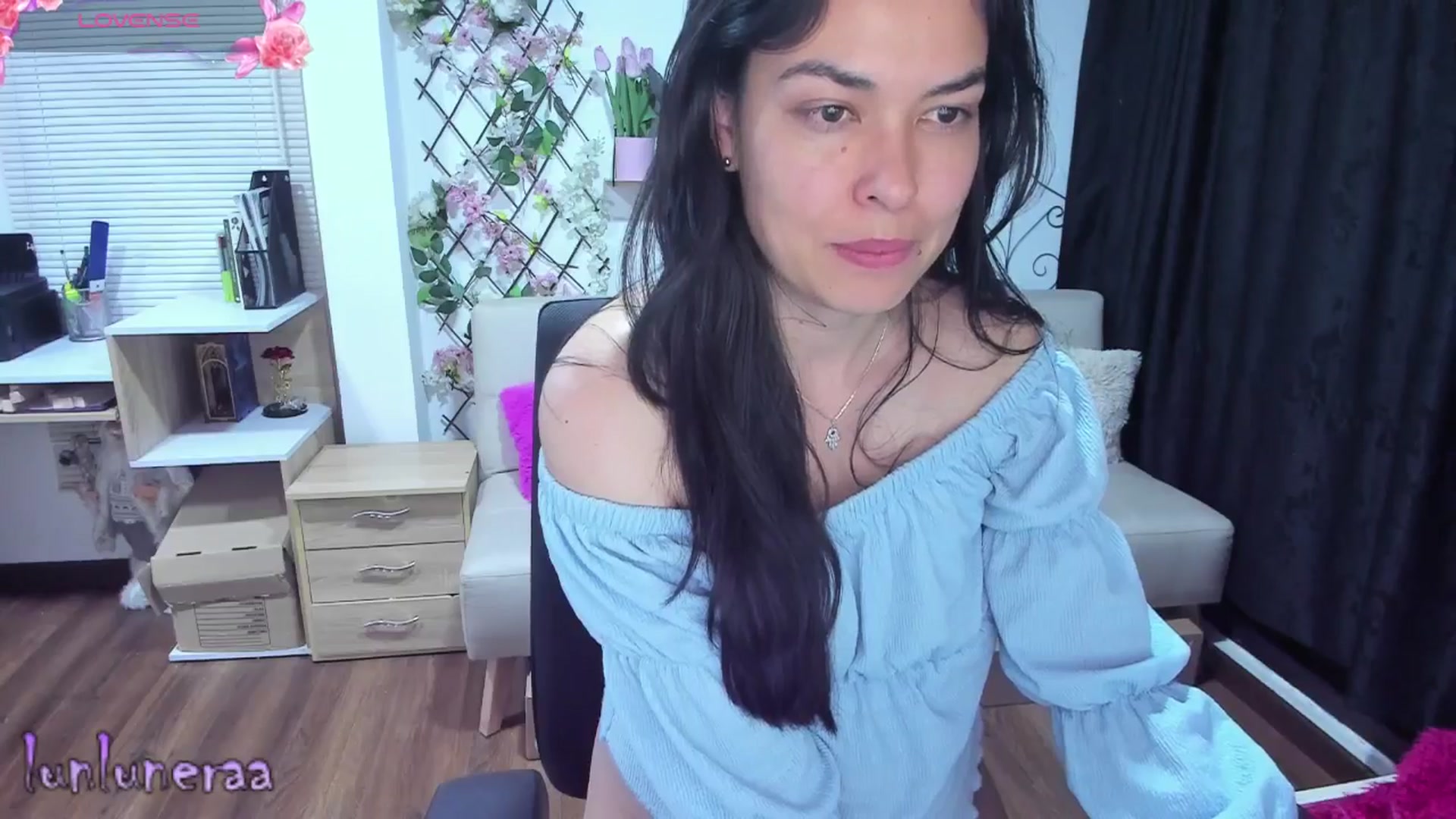 Gallery image thumbnail from LunaLuneraa's myfreecams stream on, 06/24/2025, 10:15 image 7 of 20