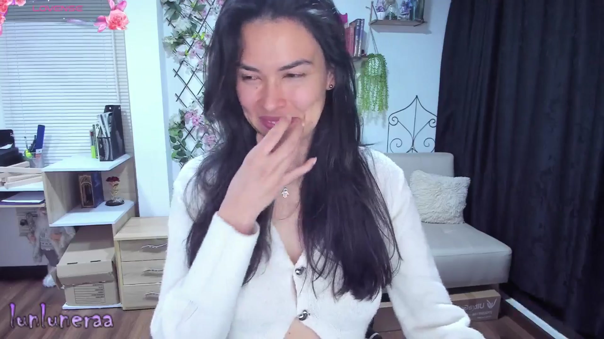 Gallery image thumbnail from LunaLuneraa's myfreecams stream on, 06/25/2025, 06:13 image 17 of 20