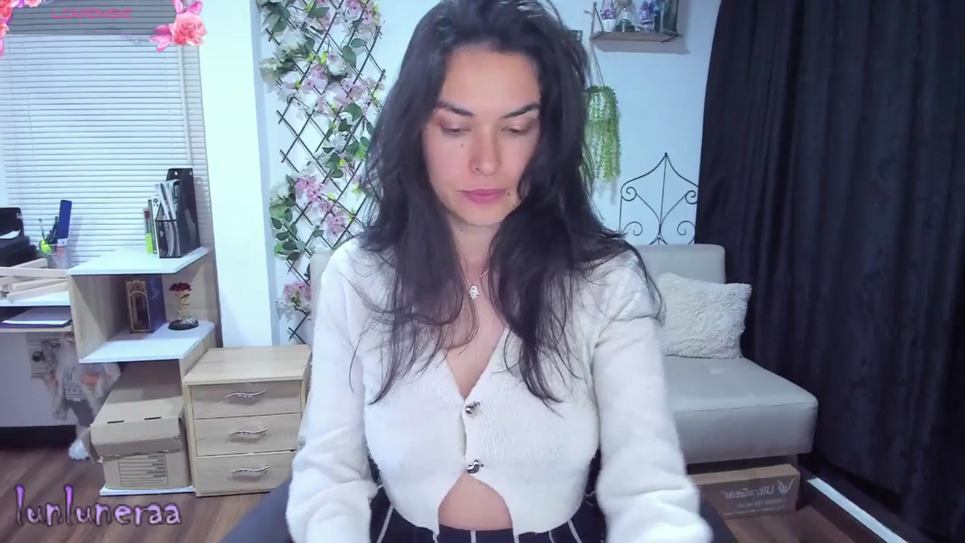 Gallery image thumbnail from LunaLuneraa's myfreecams stream on, 06/25/2025, 06:13 image 4 of 20